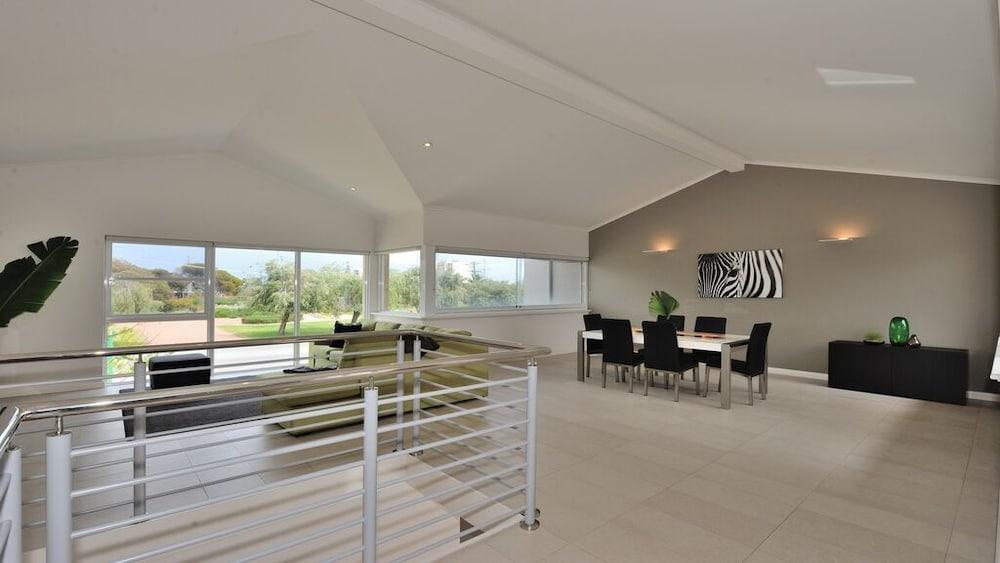 Vista Lobby Amawind Rockingham Apartments