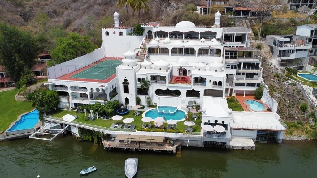 Varios Marina Palace Teques