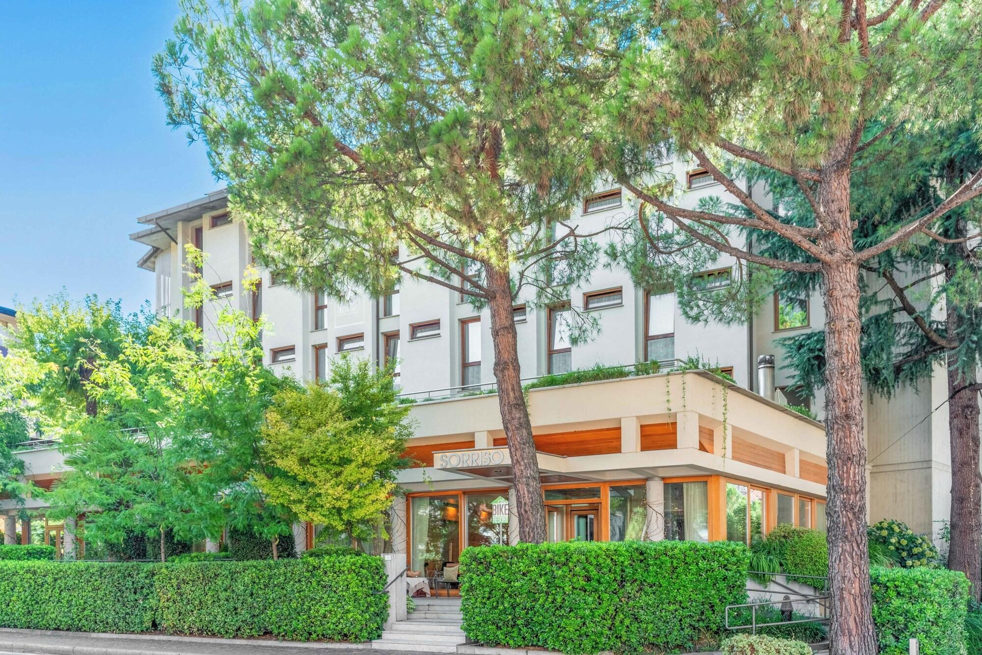 Varios Albergo Sorriso