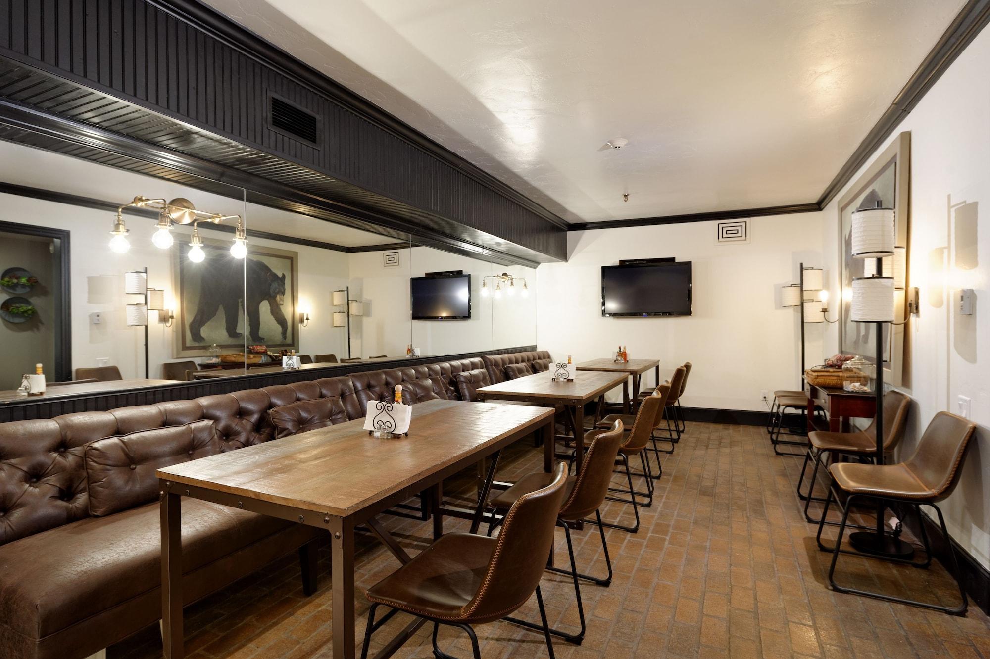 Restaurant Independence Square Lodge by Frias
