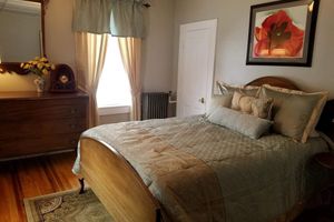 Alquiler Vacacional - Enjoy comfortable elegance in this secluded grand home located in town