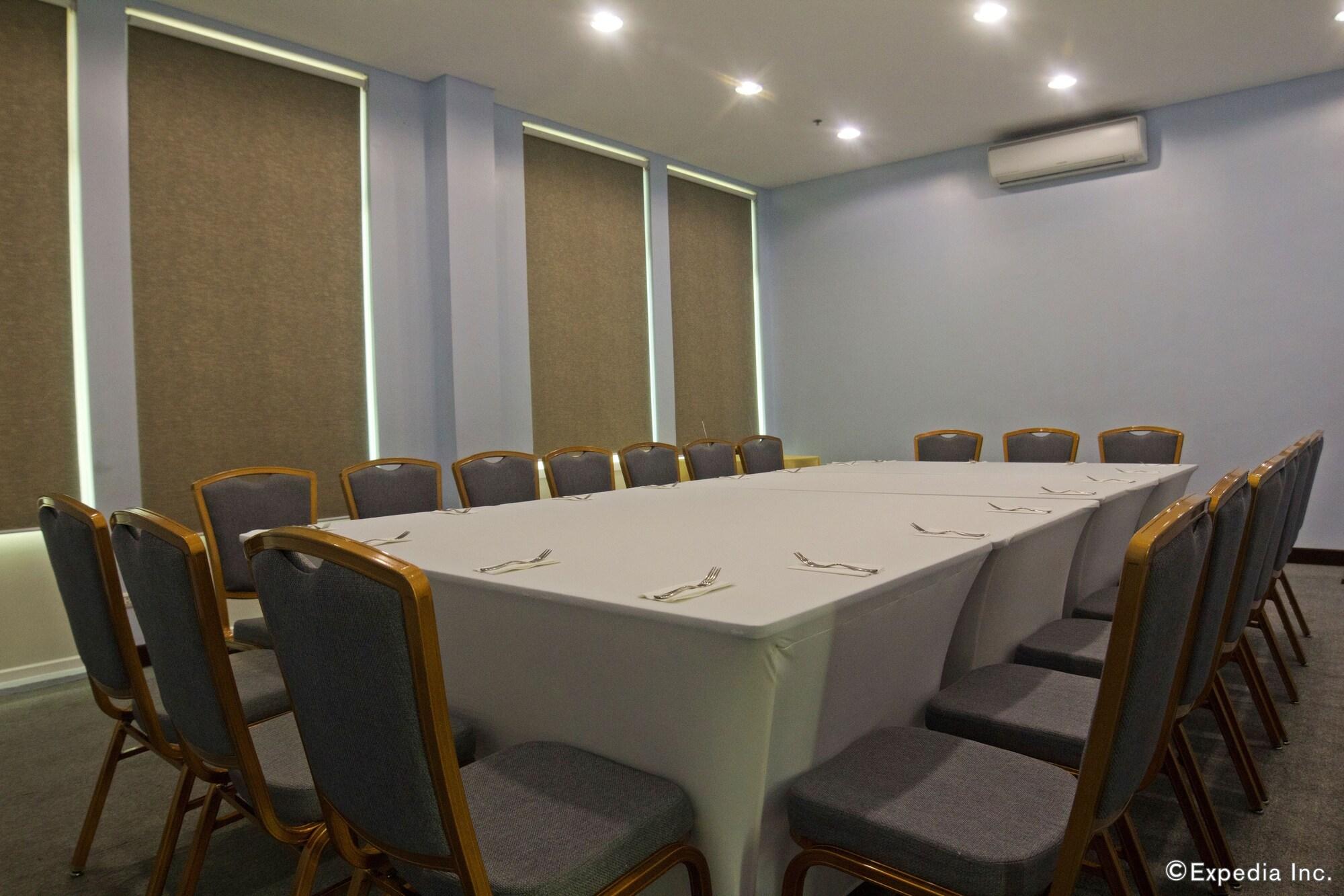 Sala de Reuniones Microtel by Wyndham UP Technohub