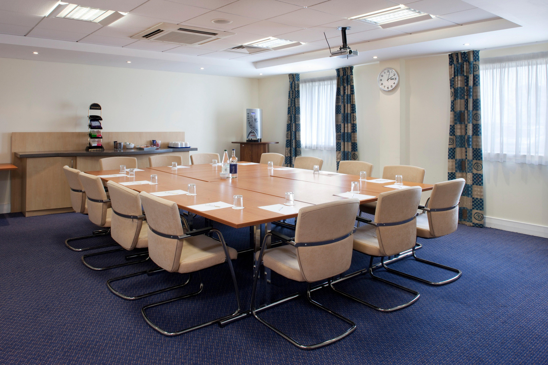 Sala de Reuniones Holiday Inn Express Cardiff Airport by IHG