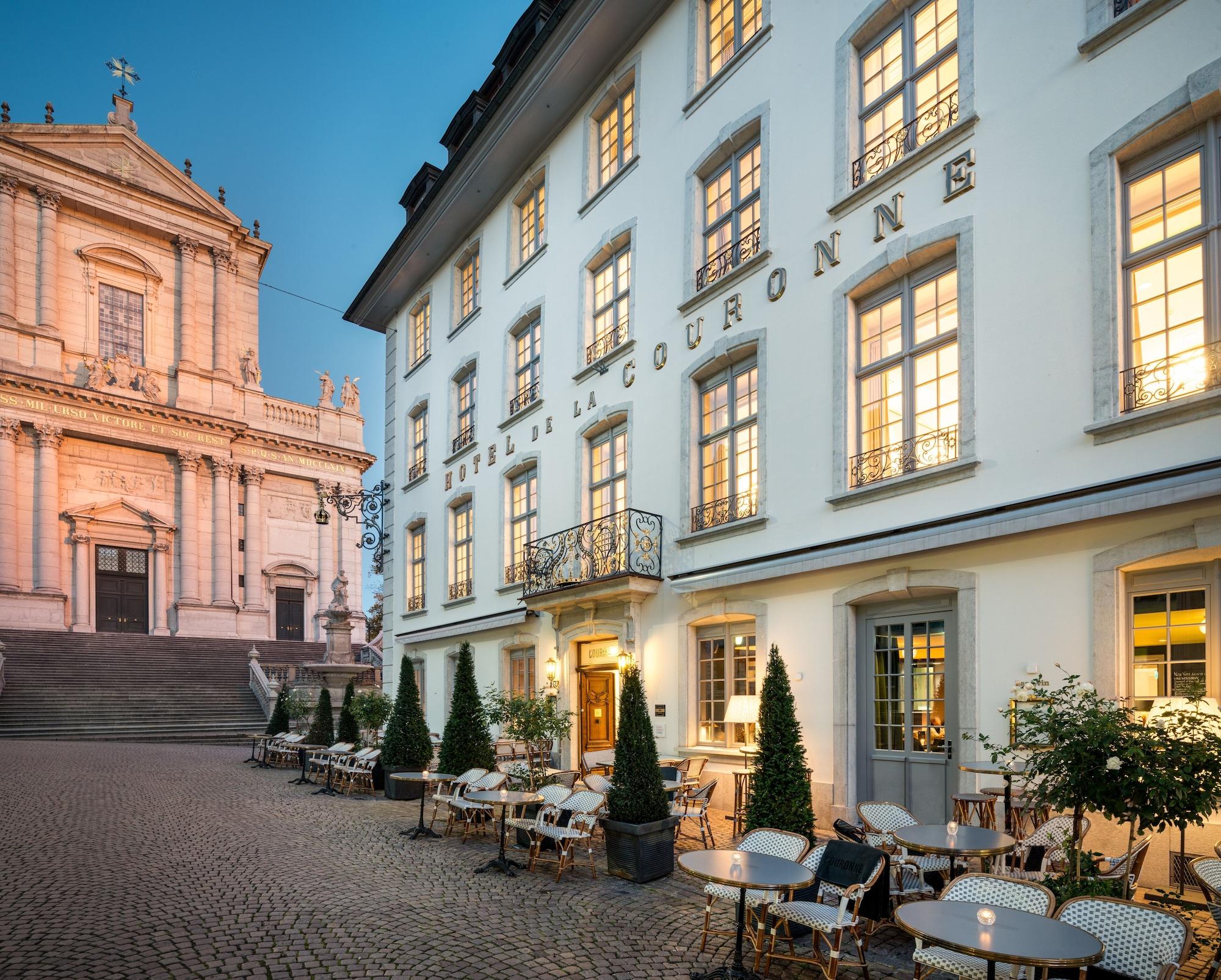Vista Exterior La Couronne Hotel Restaurant