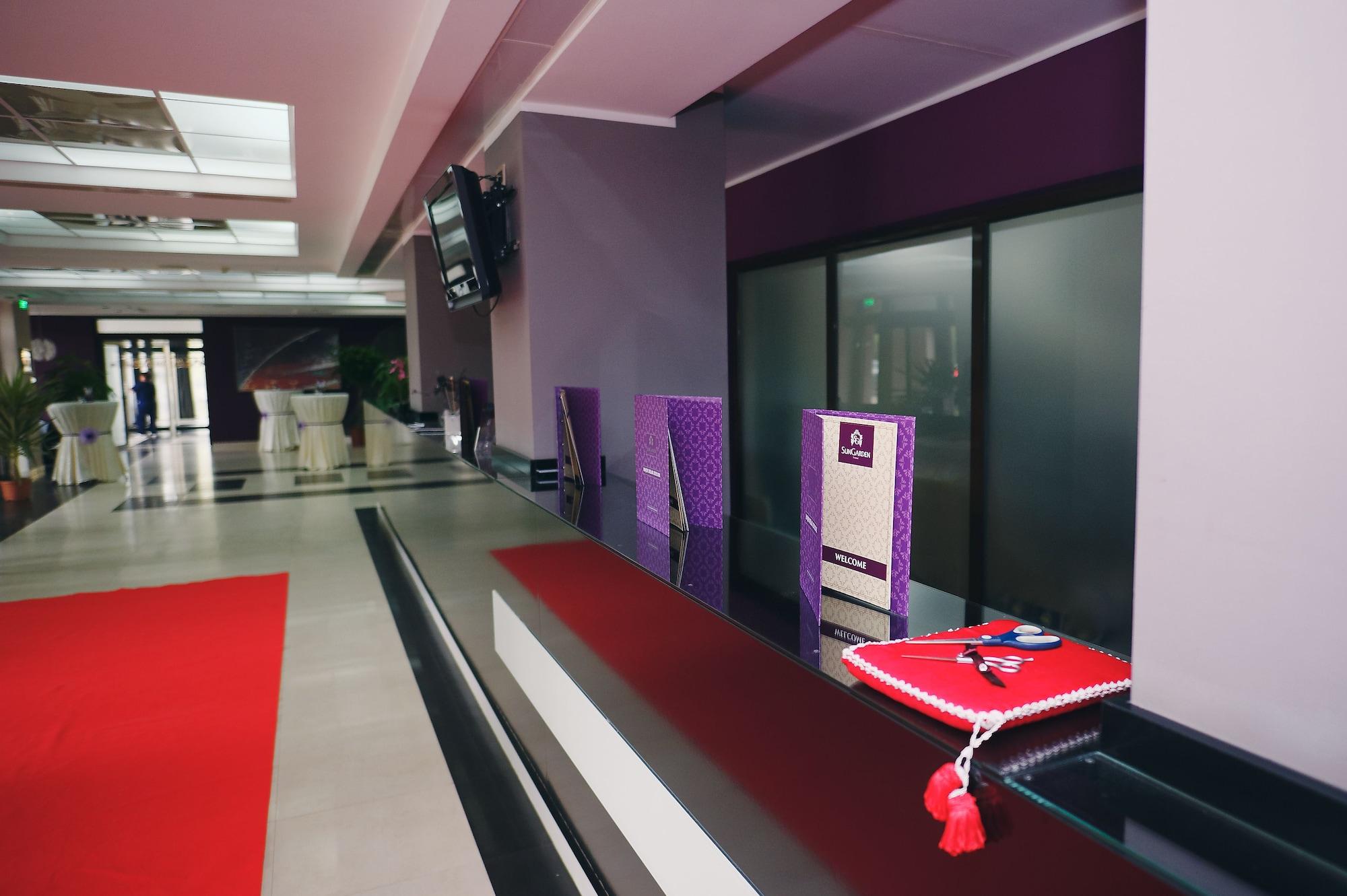 Vista Lobby Black Tulip