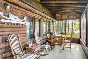 Alquiler Vacacional - Lakeside Log Cabin w/ Porch in Monadnock Region