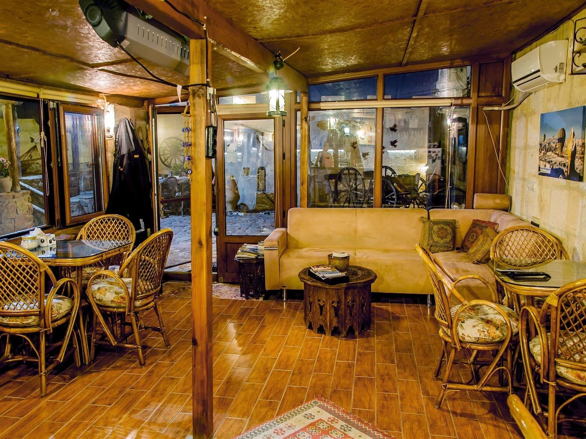 Bar/Salón Adanos Konuk Evi