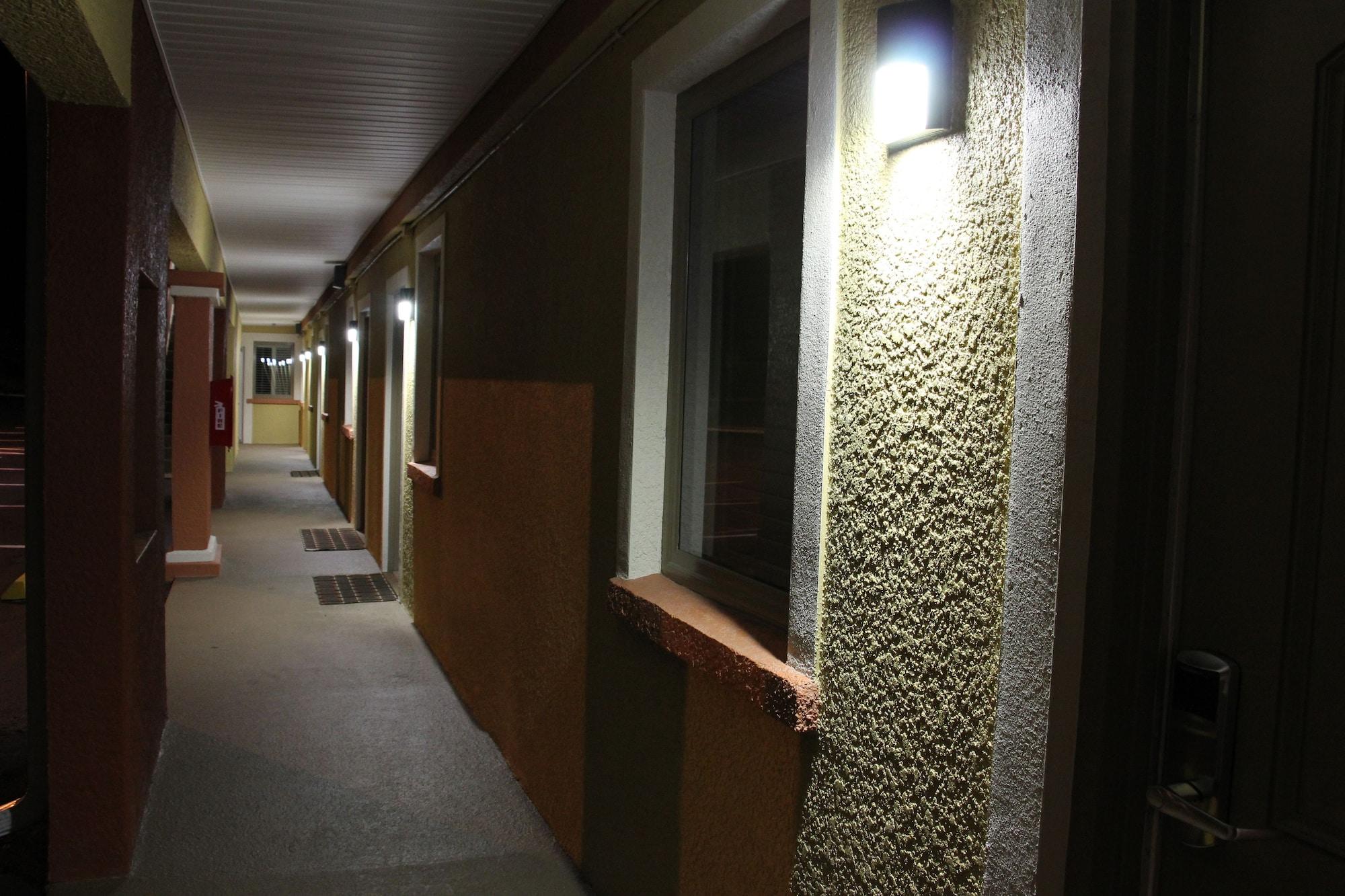 Varios Budget Inn