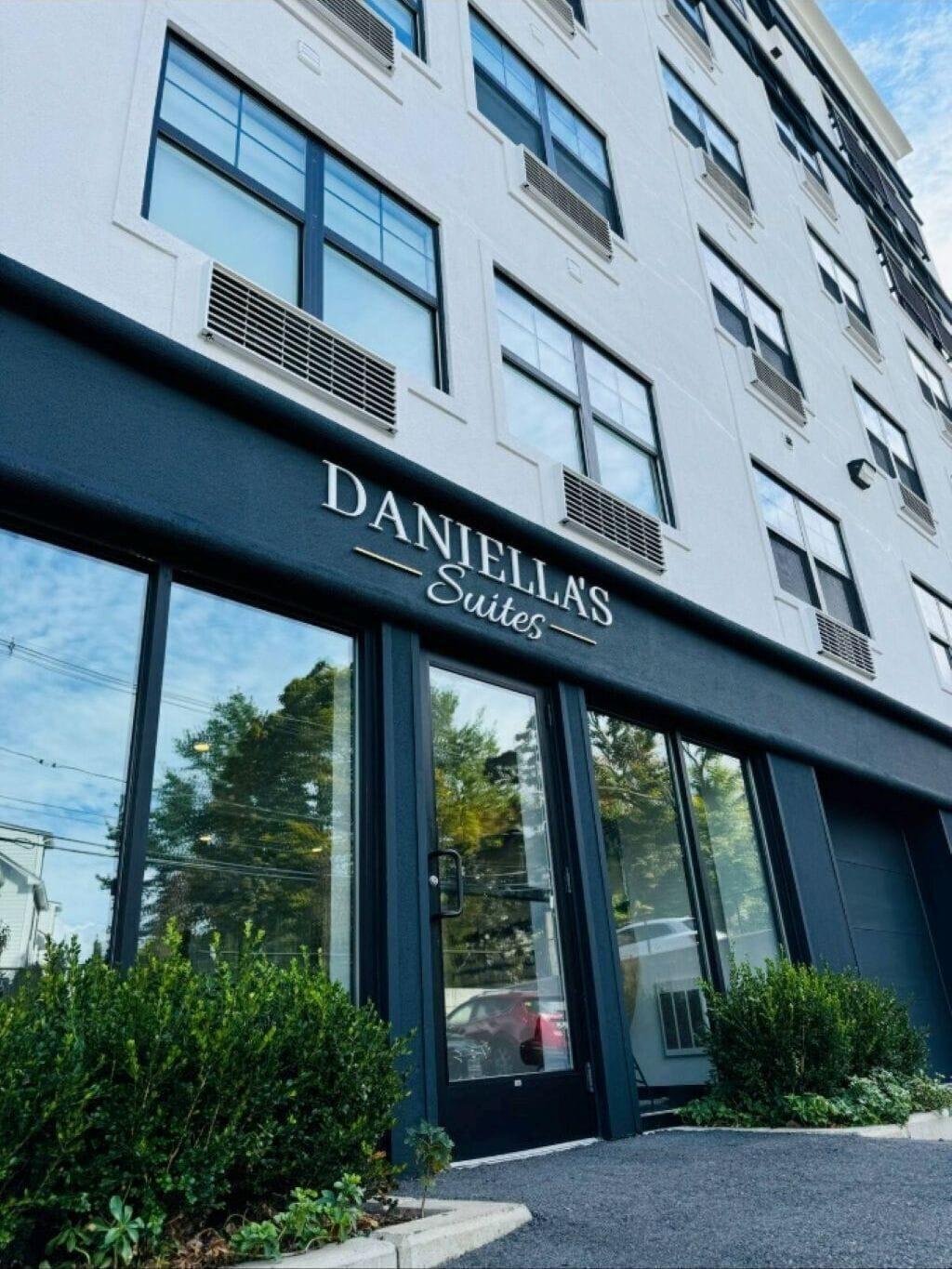 Vista Exterior Daniella's Suites