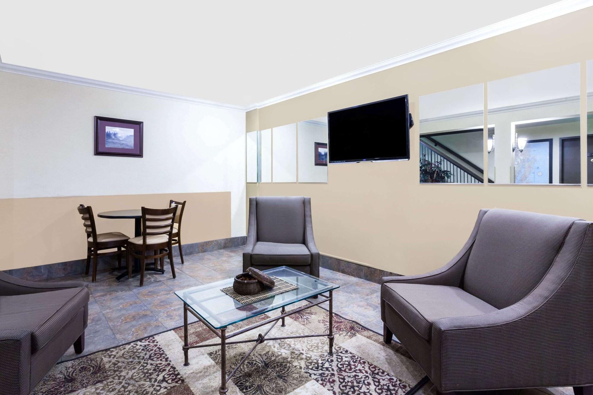 Vista Lobby Days Inn by Wyndham Bellingham