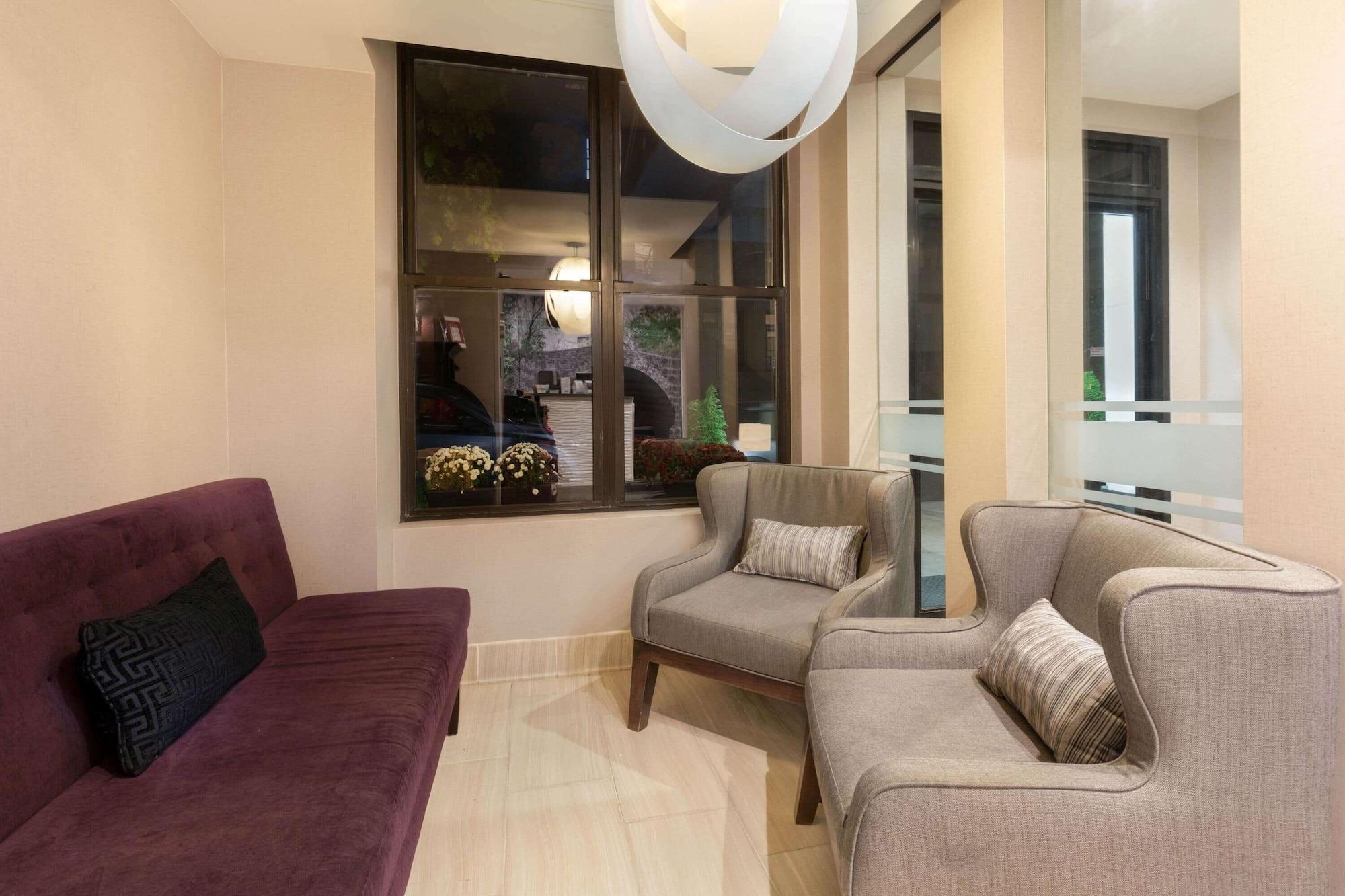 Vista Lobby La Quinta Inn & Suites by Wyndham New York City Central Park