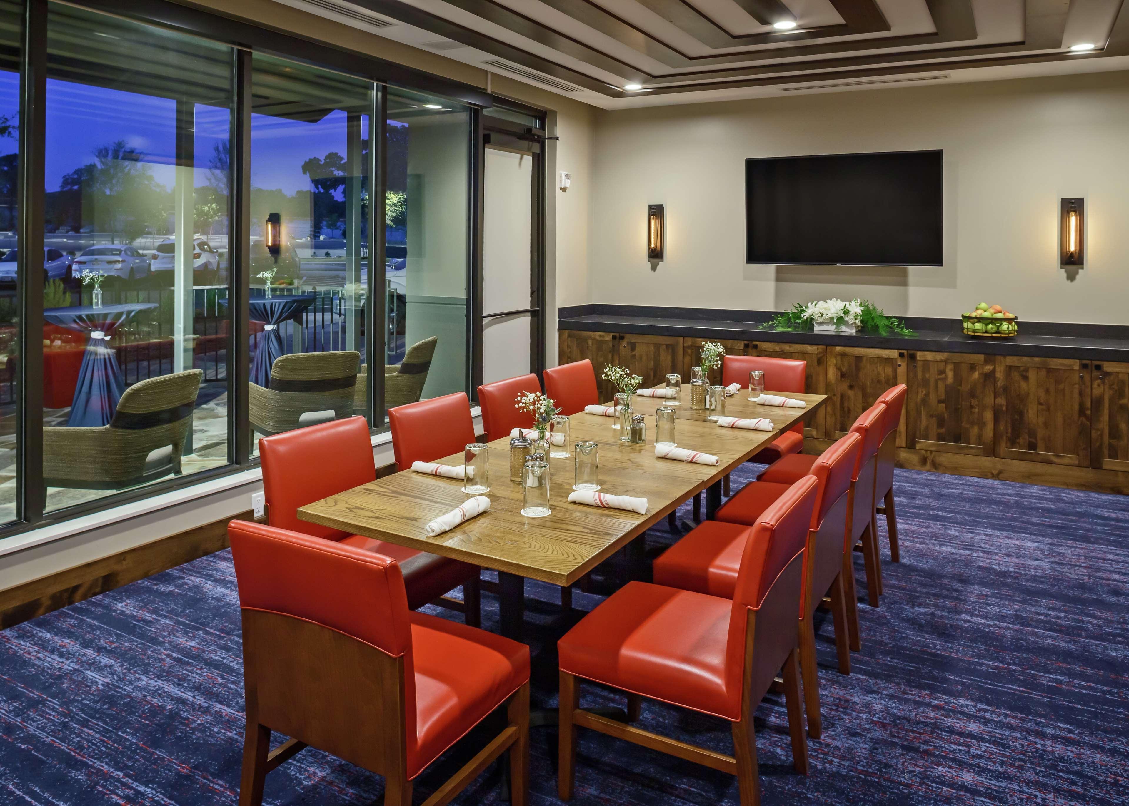Restaurant The Bevy Hotel Boerne - A Doubletree By Hilton