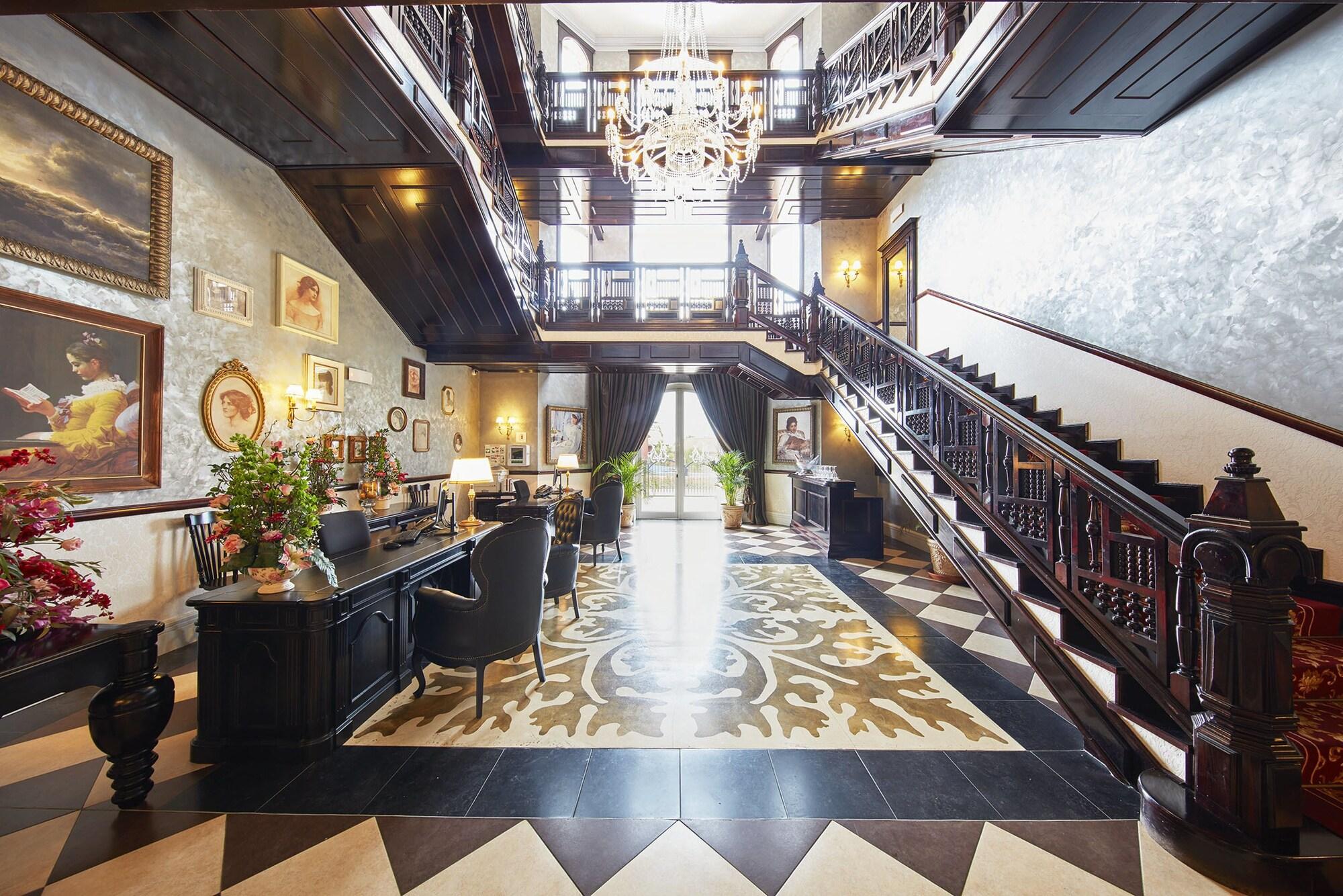 Vista Lobby PortAventura Hotel Lucy's Mansion - Includes unlimited access & Express wristband to PortAventura Park & Ferrari Land