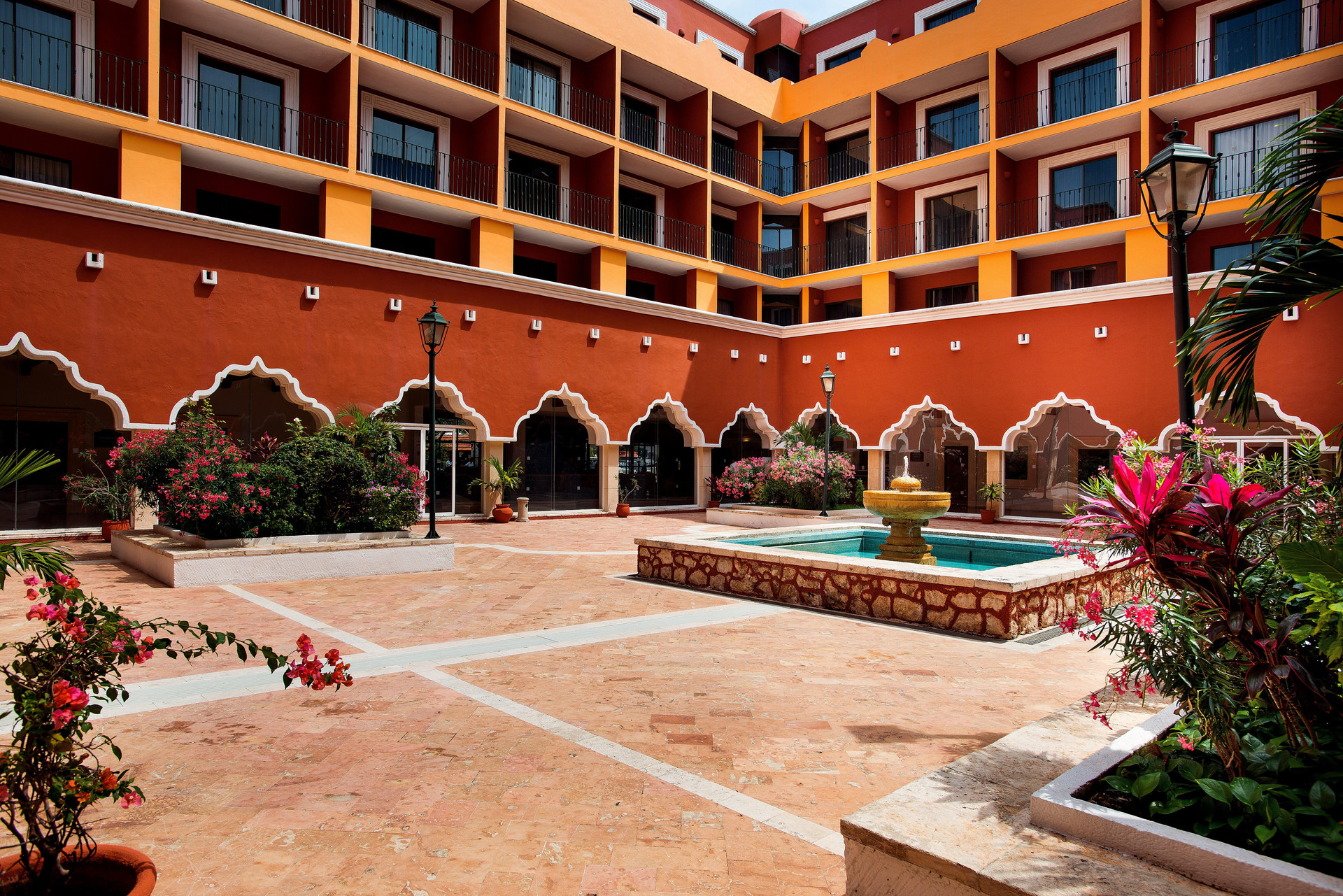 Vista Exterior Holiday Inn Merida by IHG