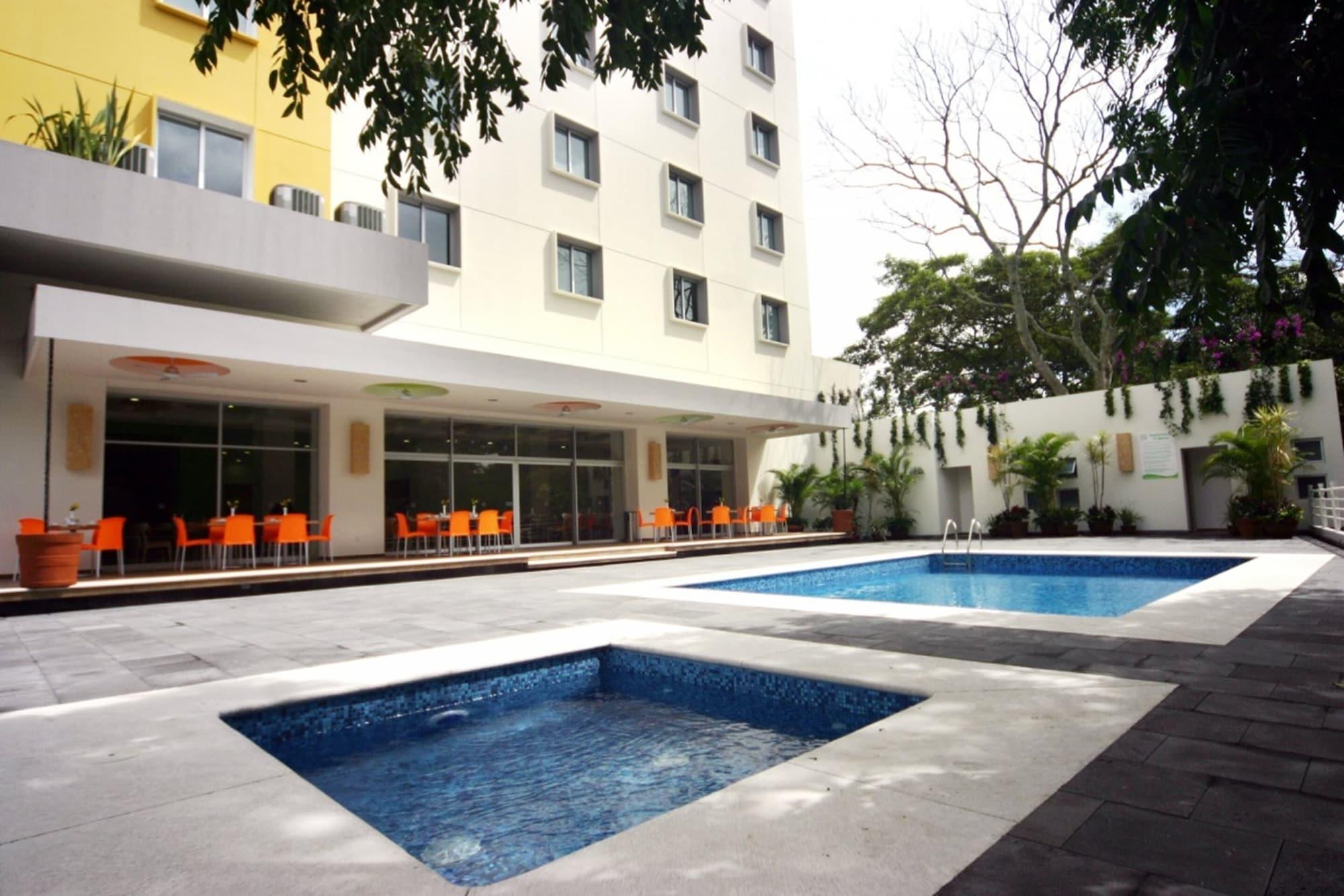 Vista Piscina Hotel HB Córdoba