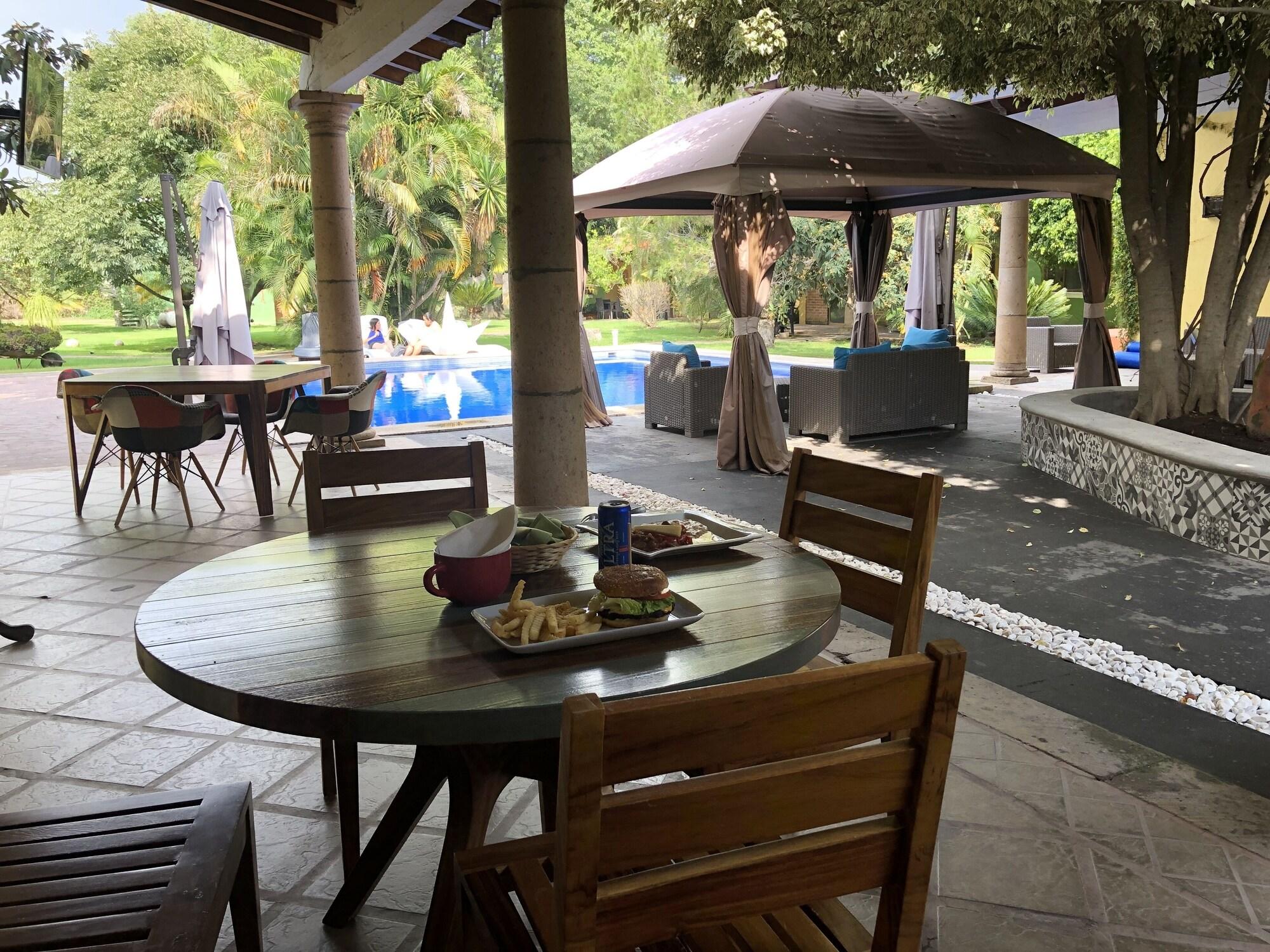 Restaurant El Jardín De En Medio