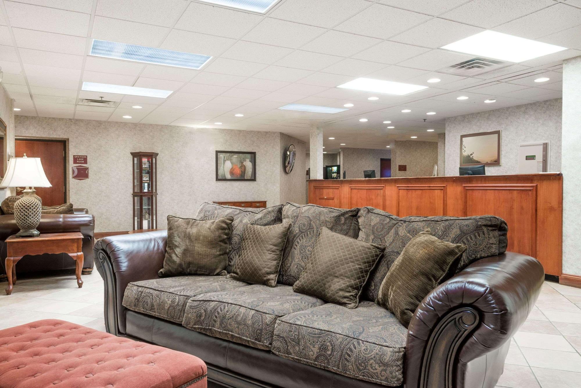 Vista Lobby Super 8 by Wyndham Grayson