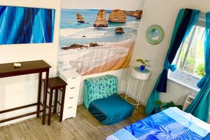 Alquiler Vacacional - Simple STUDIO 5 Min from BEST BEACH w Comfy Bed, Awesome Shower & Brand New AC