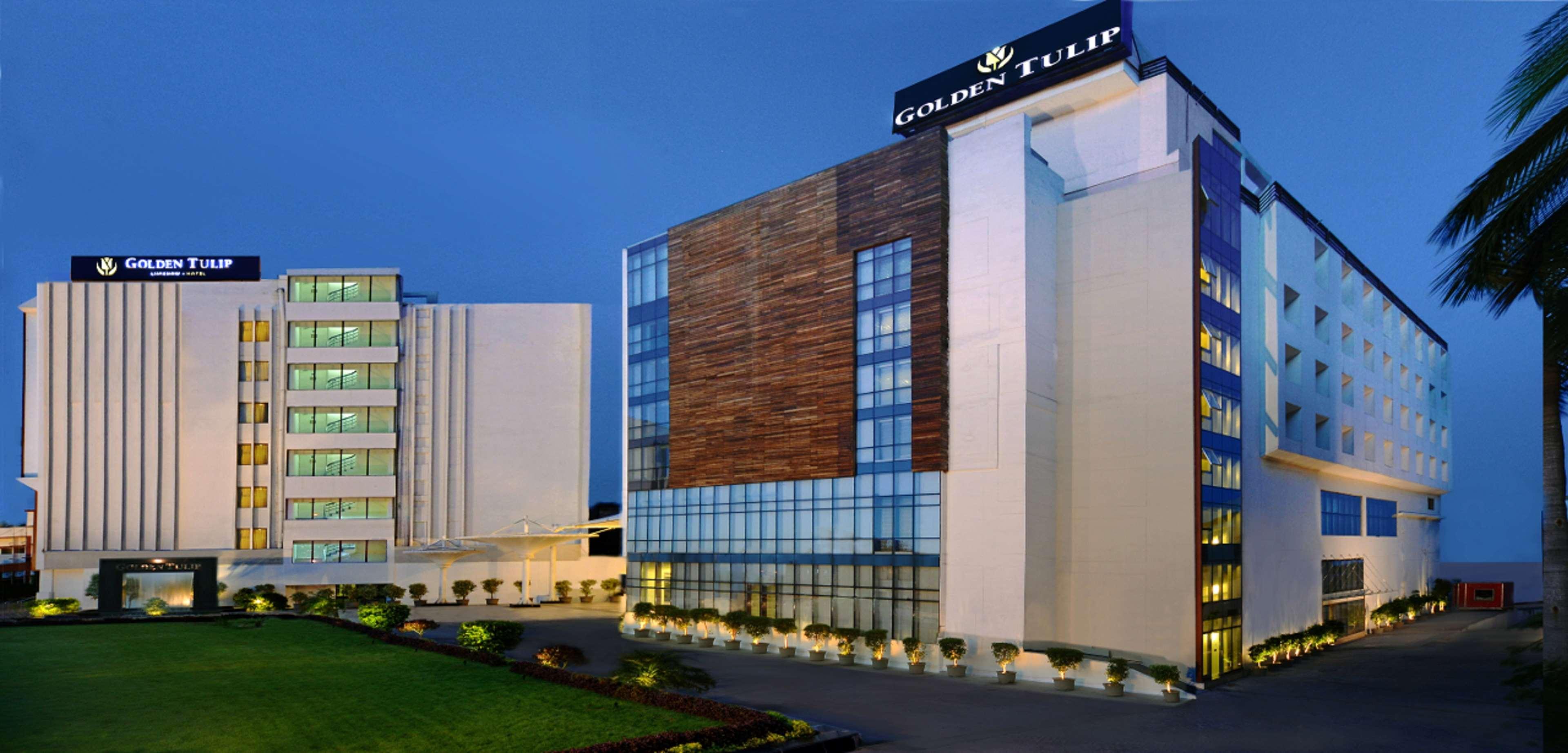 Vista Exterior Golden Tulip Lucknow