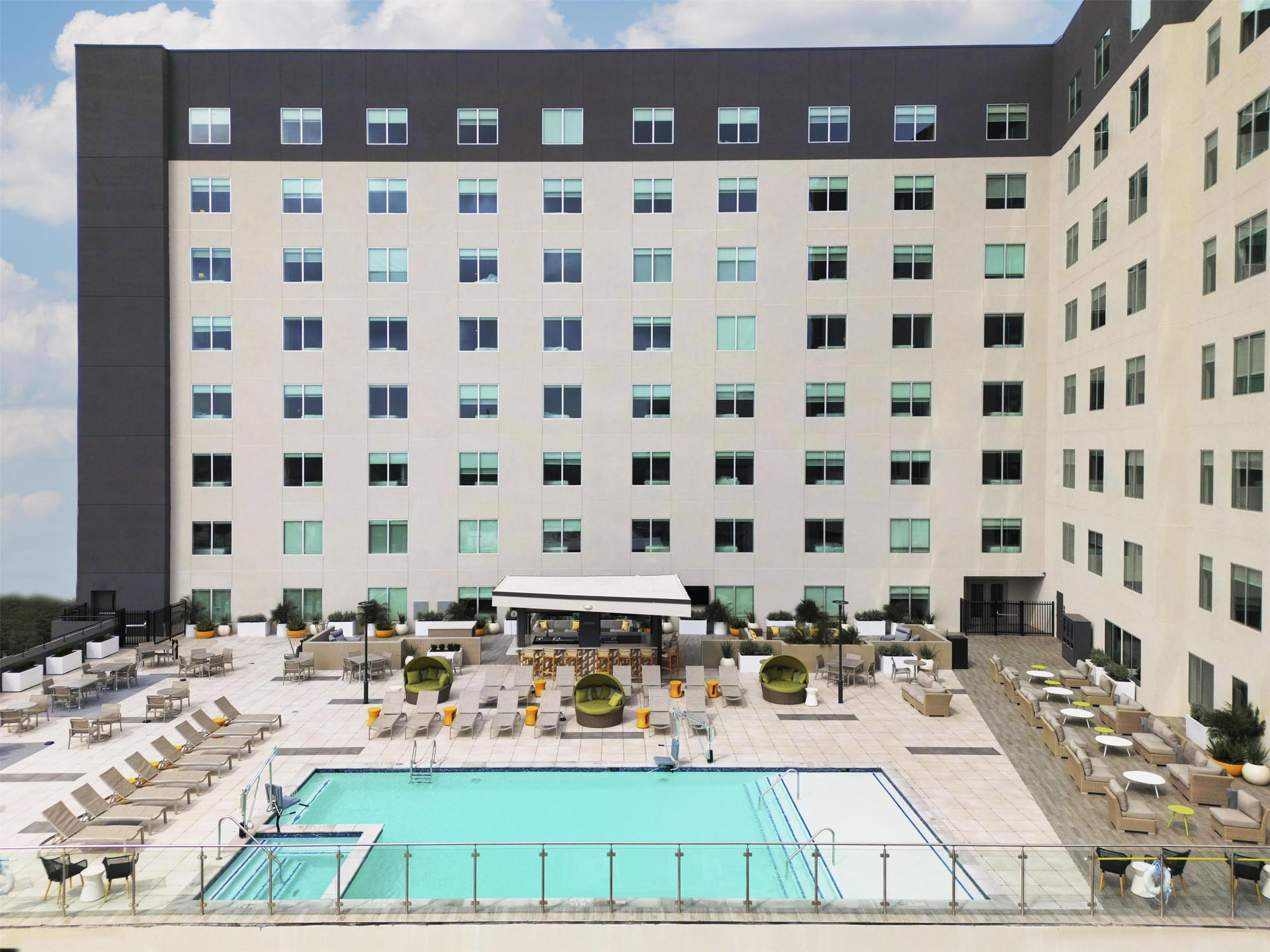 Vista Piscina Hyatt Place Houston Medical Center