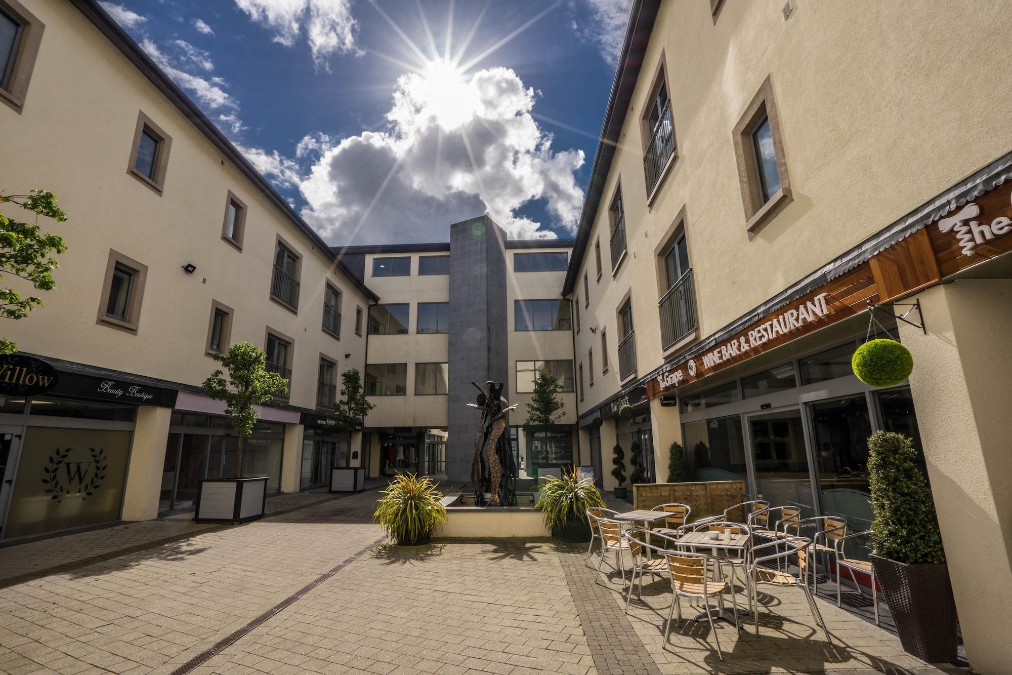 Vista Exterior The Courtyard Apartments