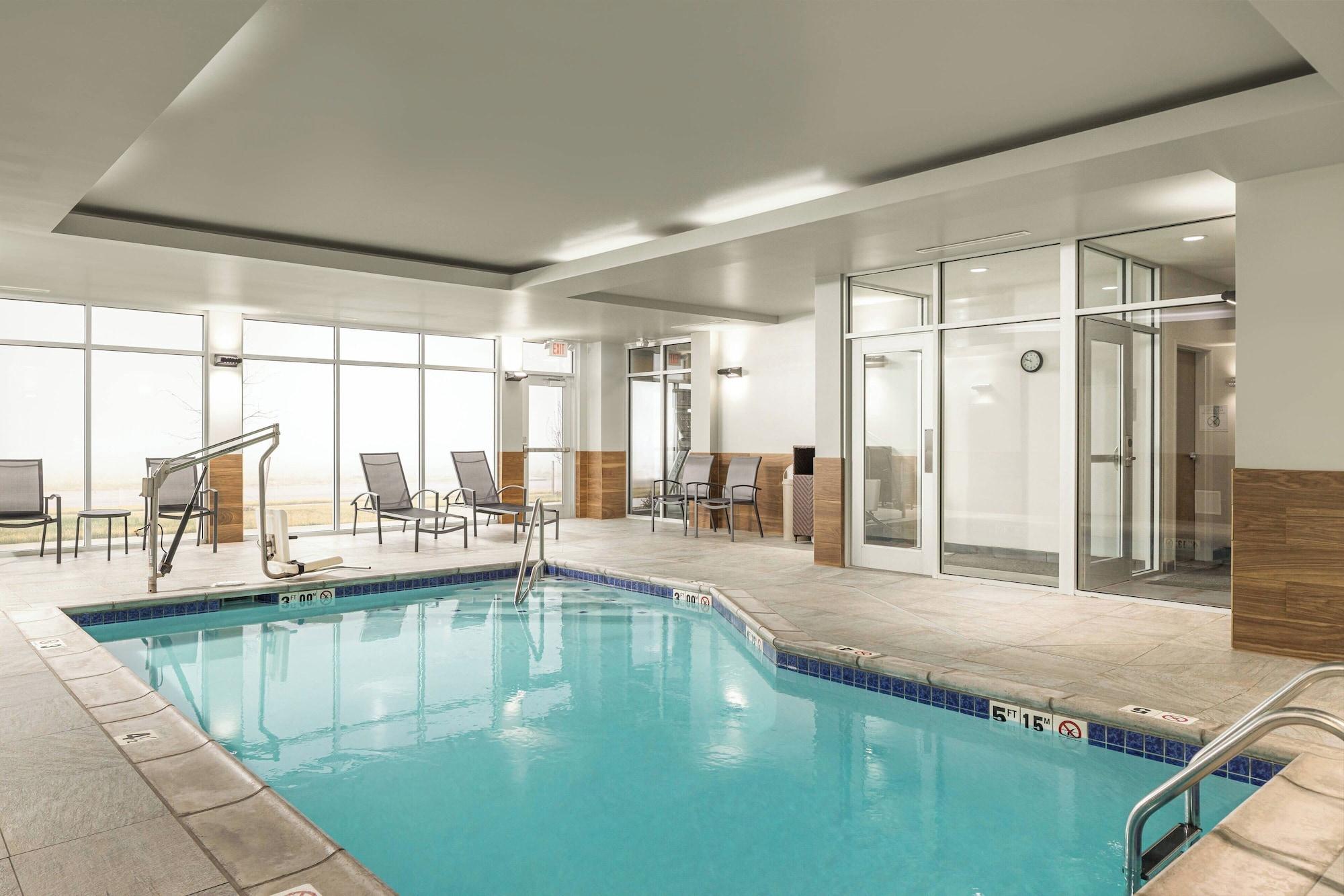 Vista Piscina Fairfield Inn & Suites by Marriott Salina