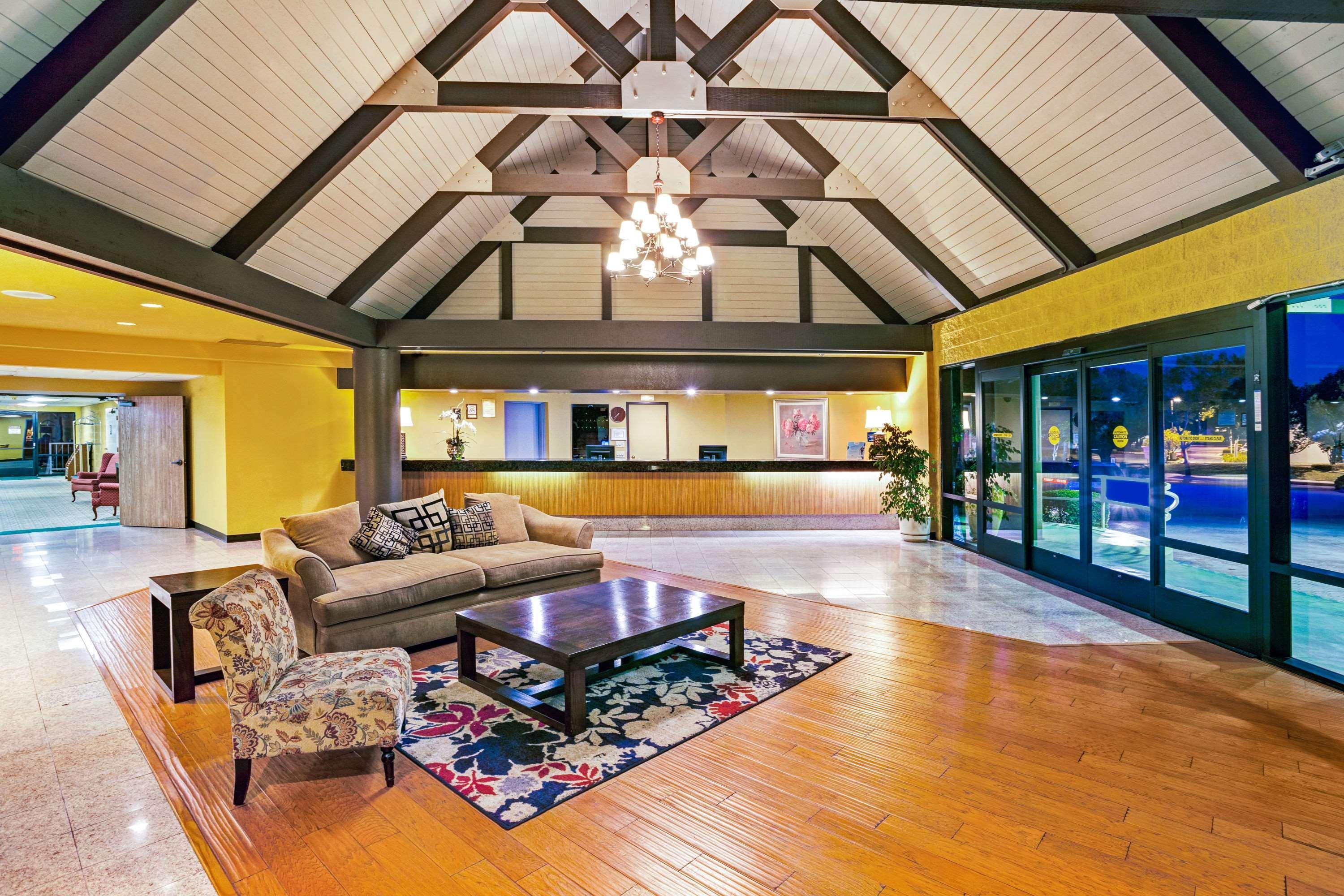 Vista Lobby Days Inn & Suites by Wyndham Fullerton