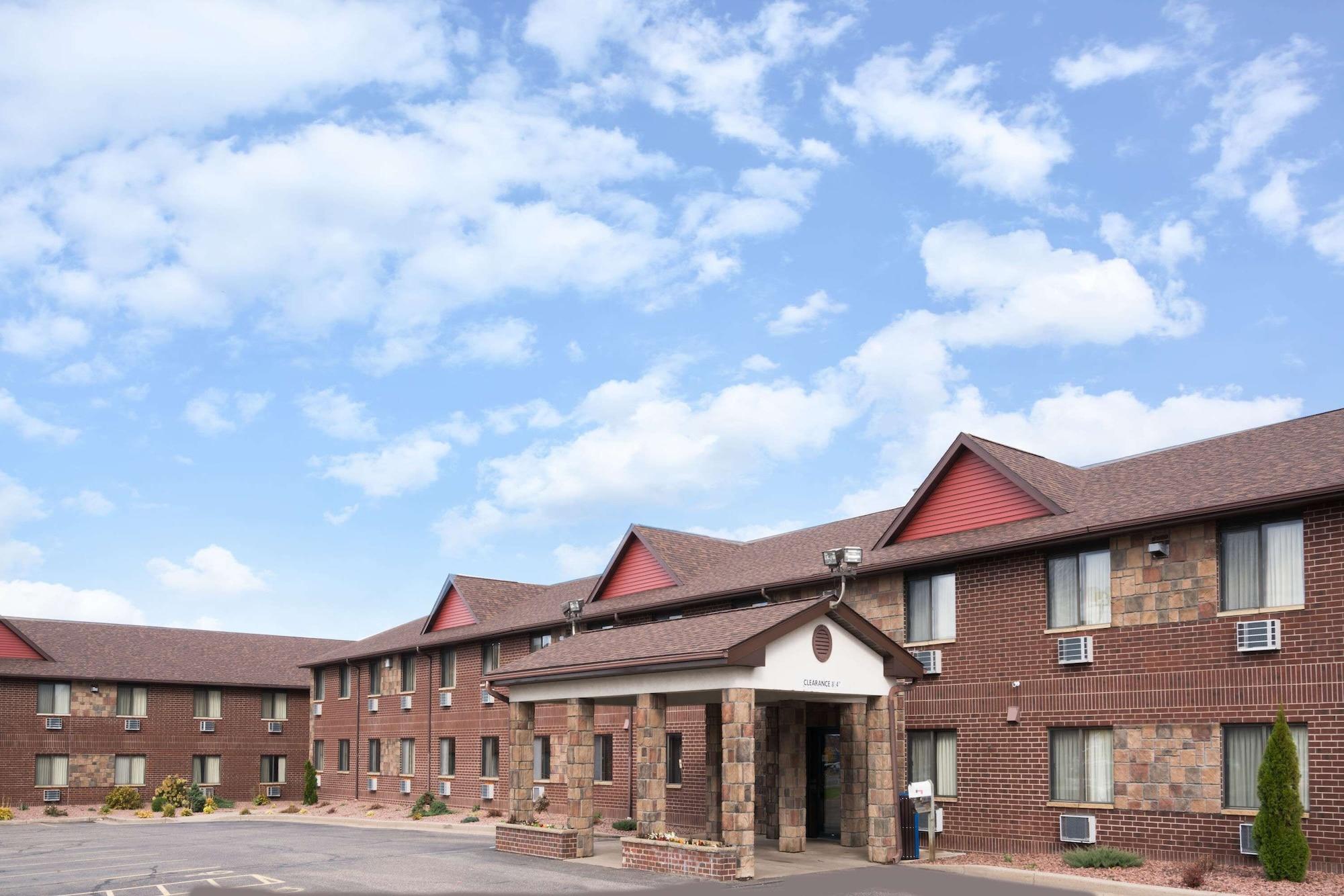 Vista Exterior Baymont by Wyndham Eau Claire WI