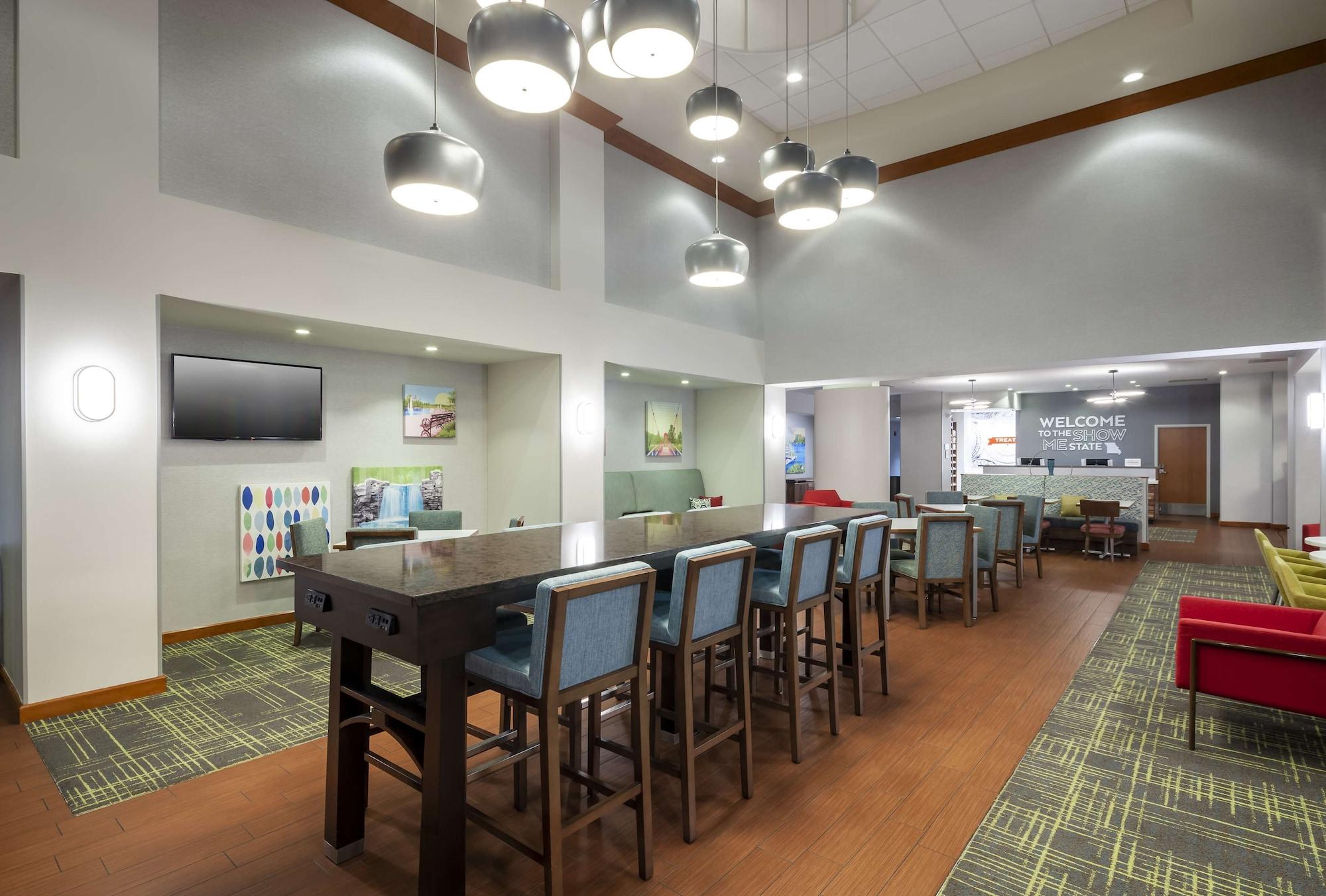 Vista Lobby Hampton Inn & Suites St. Louis at Forest Park