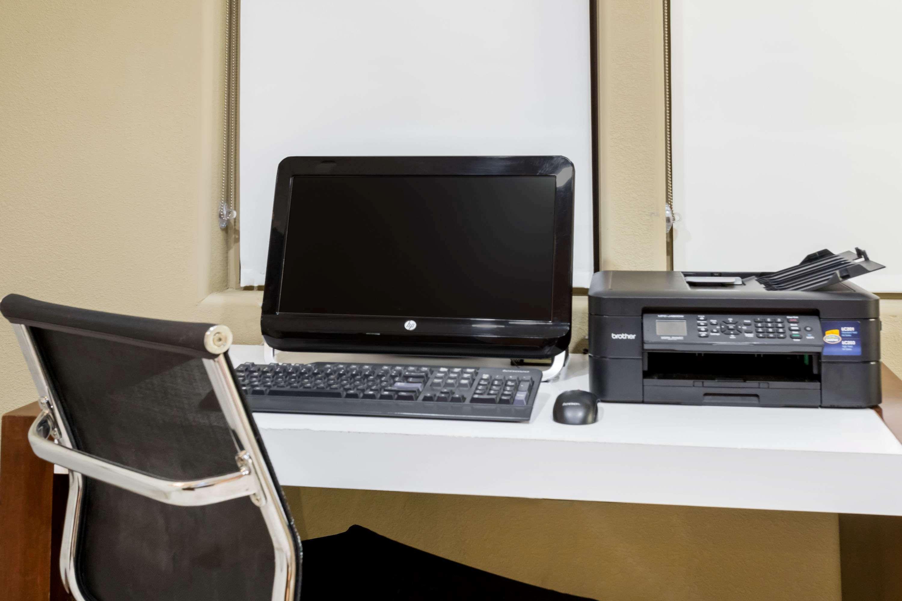 Centro de Negocios Super 8 by Wyndham Montrose