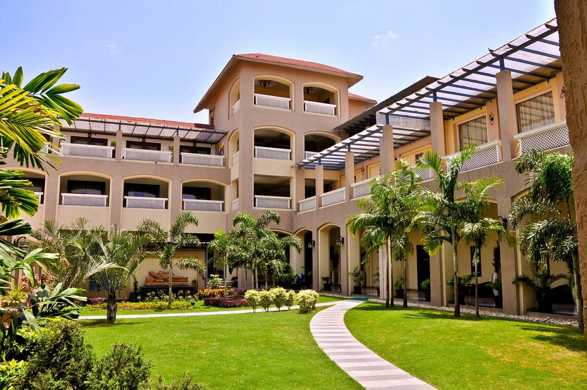 Vista Exterior Pramod Convention & Club Resort