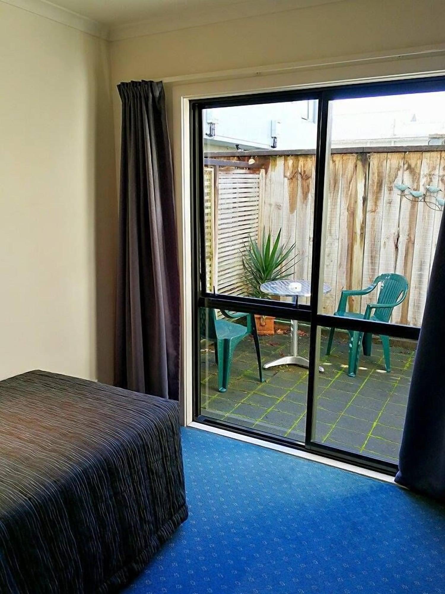 Varios Stadium Motel