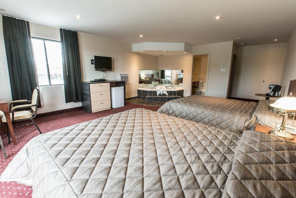 Varios Falcon Motel Brossard