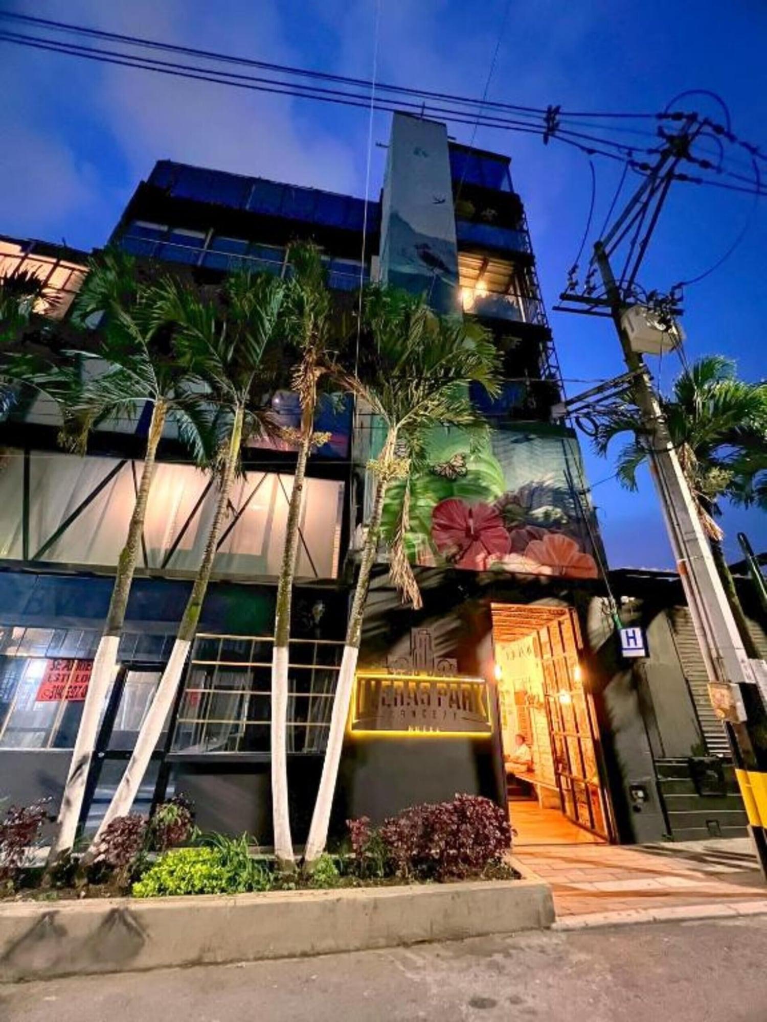 Varios Hotel Lleras Park III