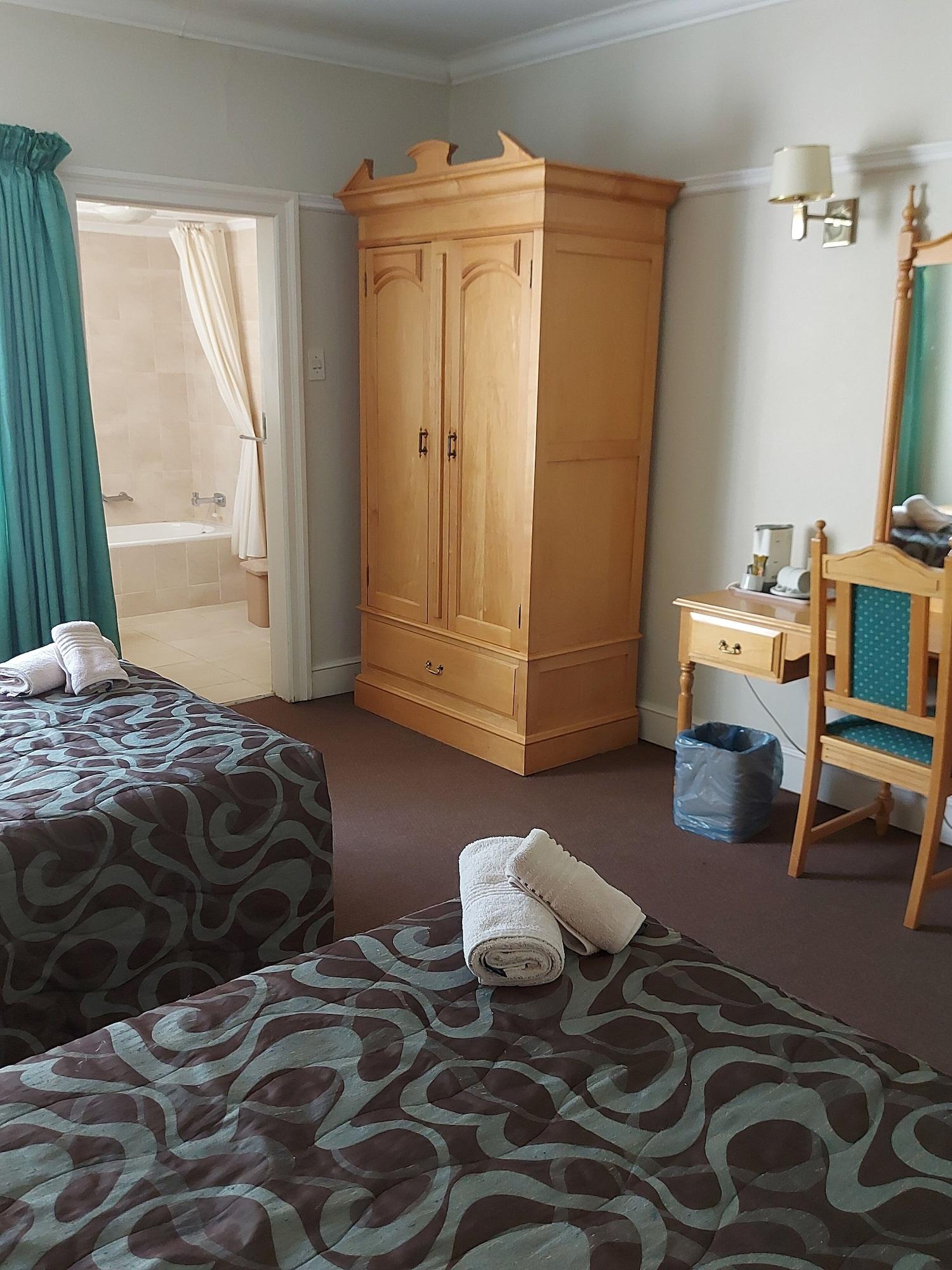 Habitación Midway Inn