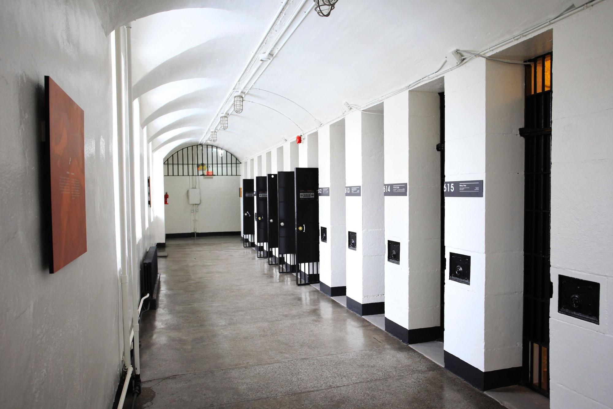 Varios Saintlo Ottawa Jail Hostel