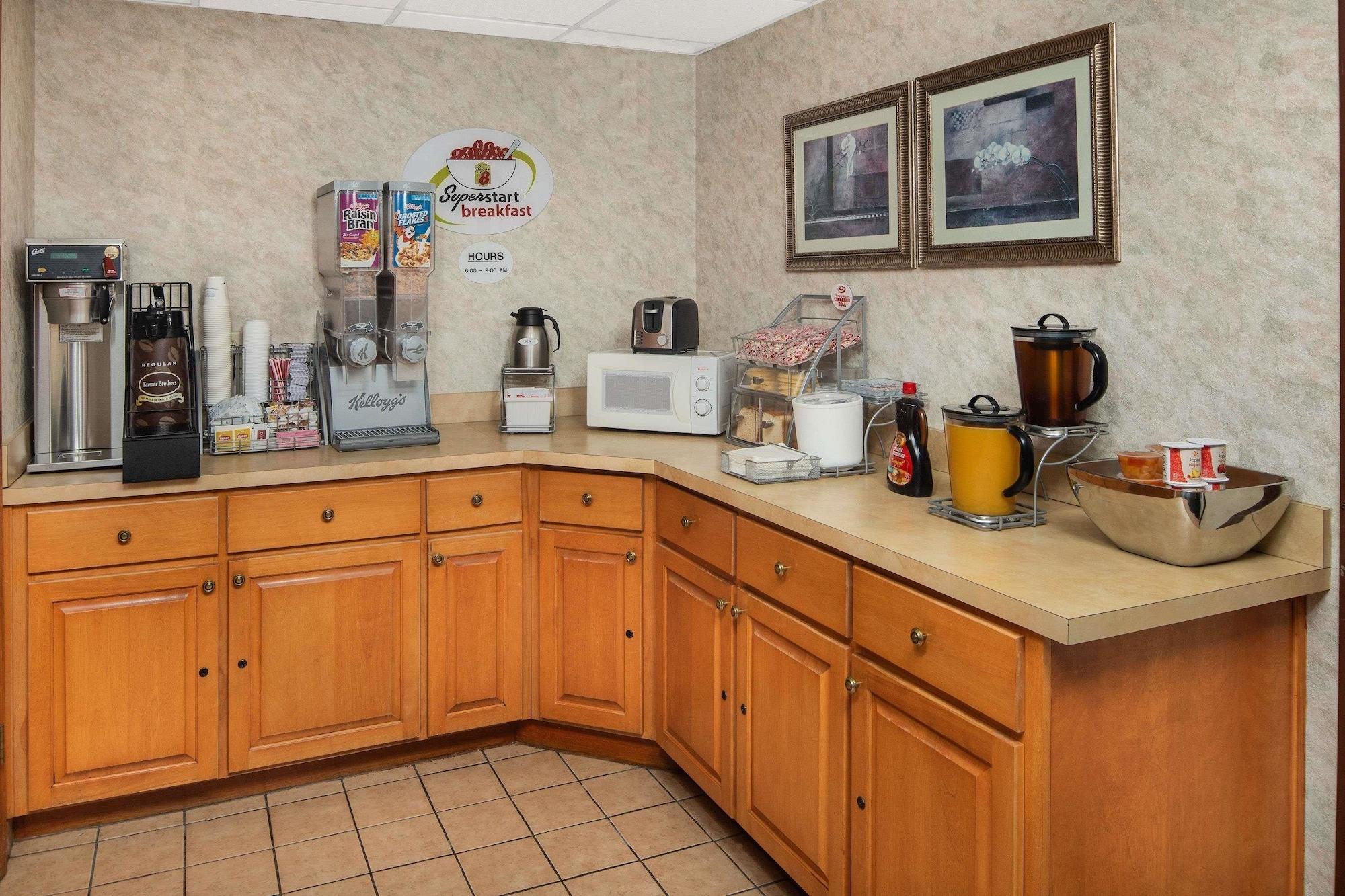 Restaurant Super 8 by Wyndham Burlington NC