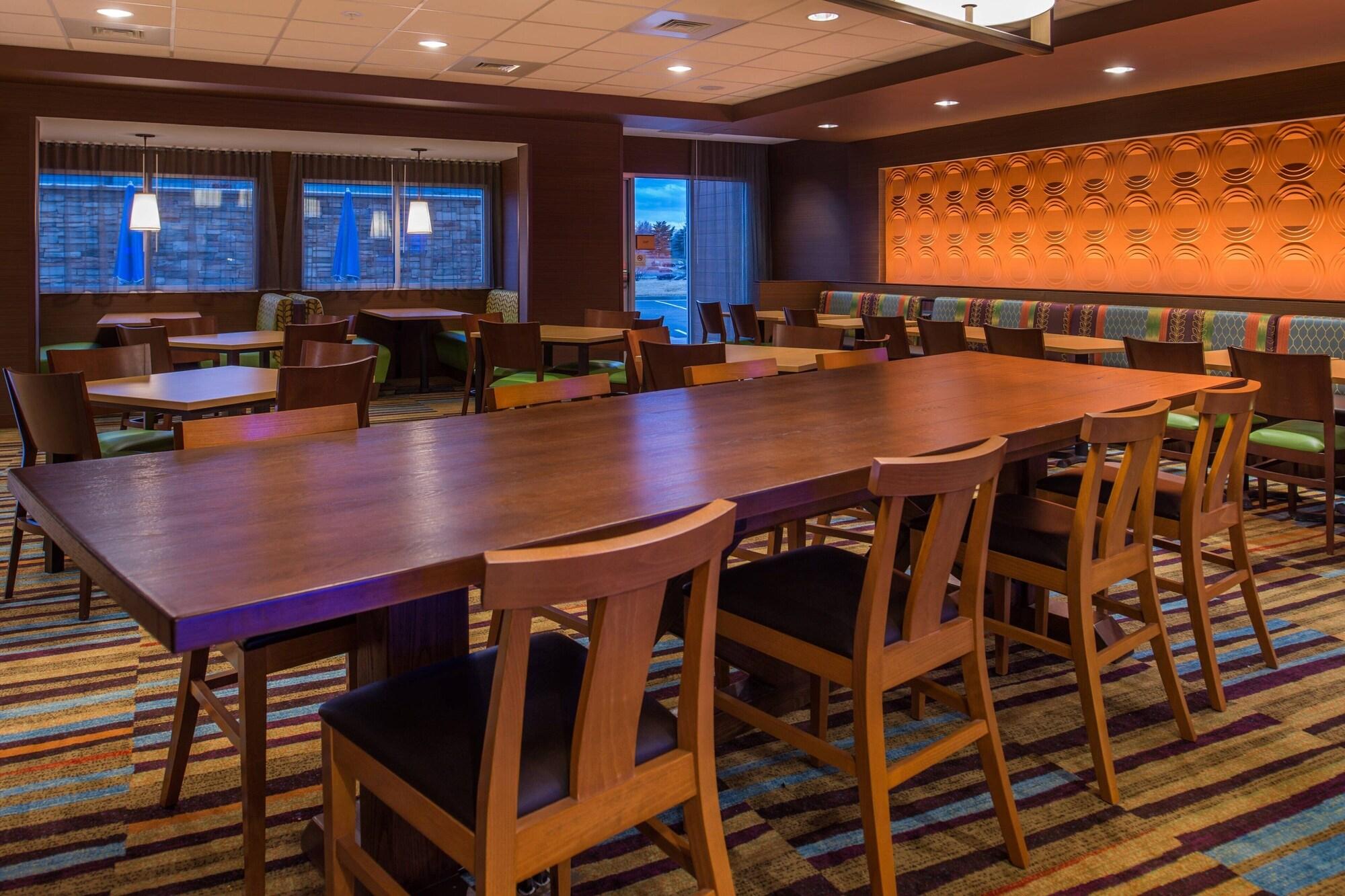 Restaurant Fairfield Inn & Suites St Louis Westport
