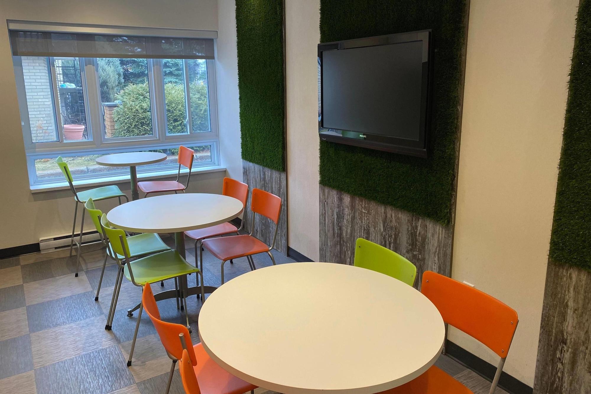 Restaurant Ramada by Wyndham Laval