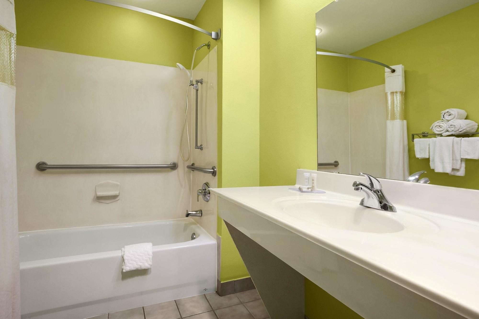 Equipamiento de Habitación Howard Johnson by Wyndham Grand Prairie Near Lone Star Park