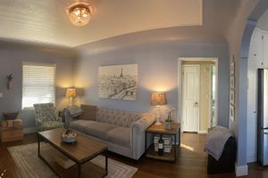 Alquiler Vacacional - Delightful Downtown Bungalow w/ Garden
