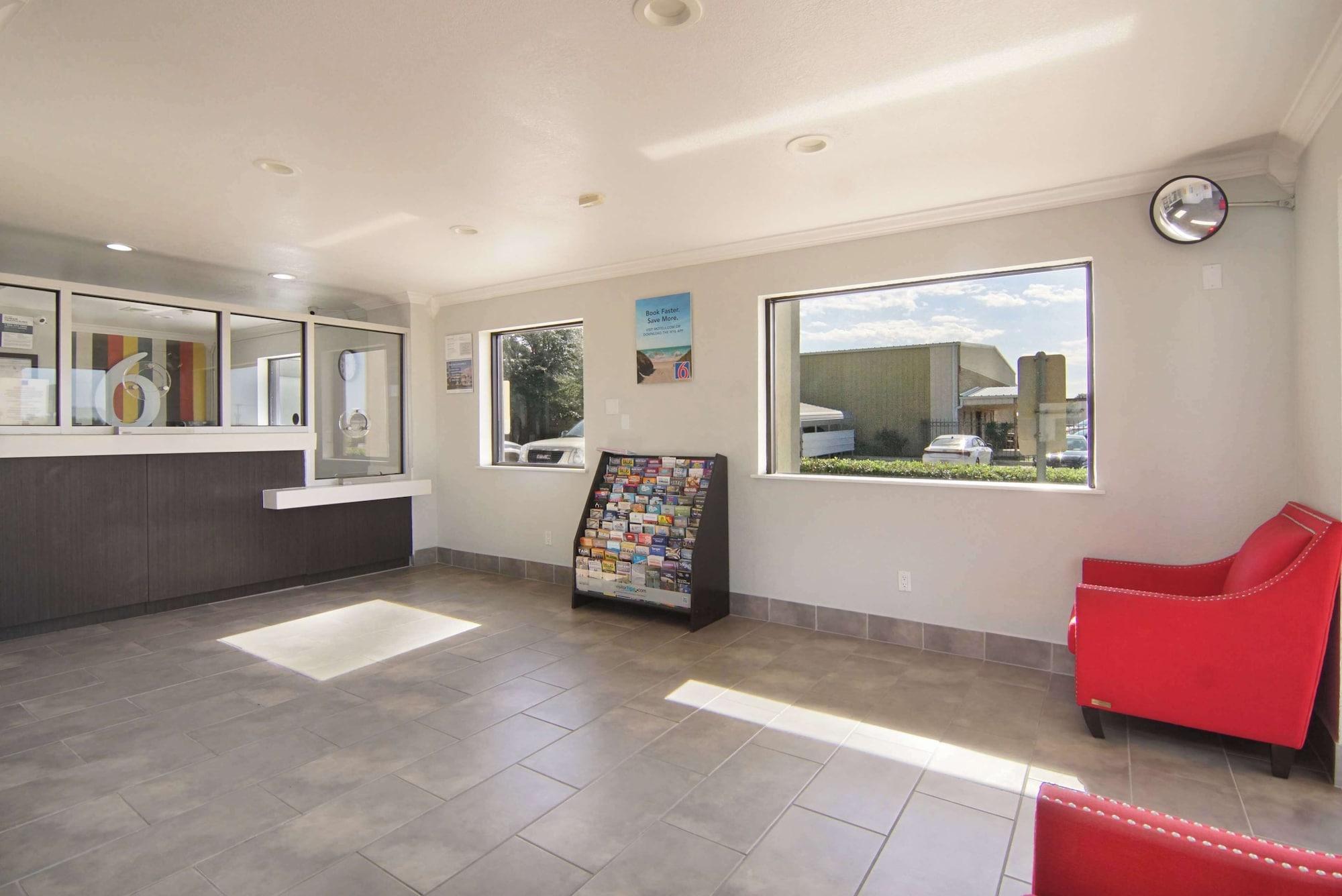 Vista Lobby Motel 6 Lancaster, TX - DeSoto - Lancaster