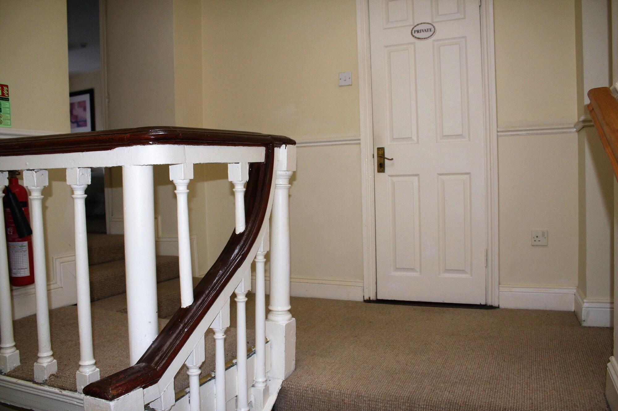 Varios No 13 Townhouse