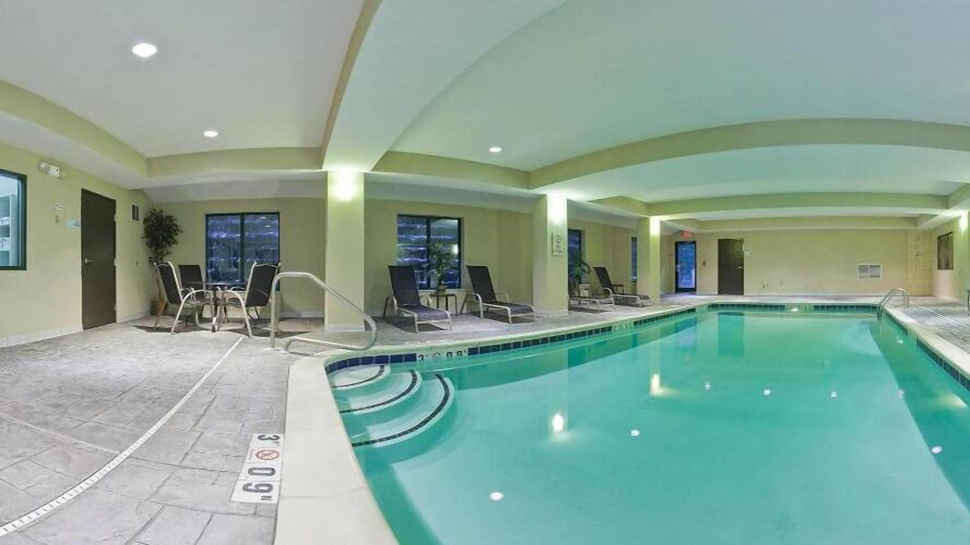 Vista Piscina Holiday Inn Express Hotel & Suites Tell City by IHG