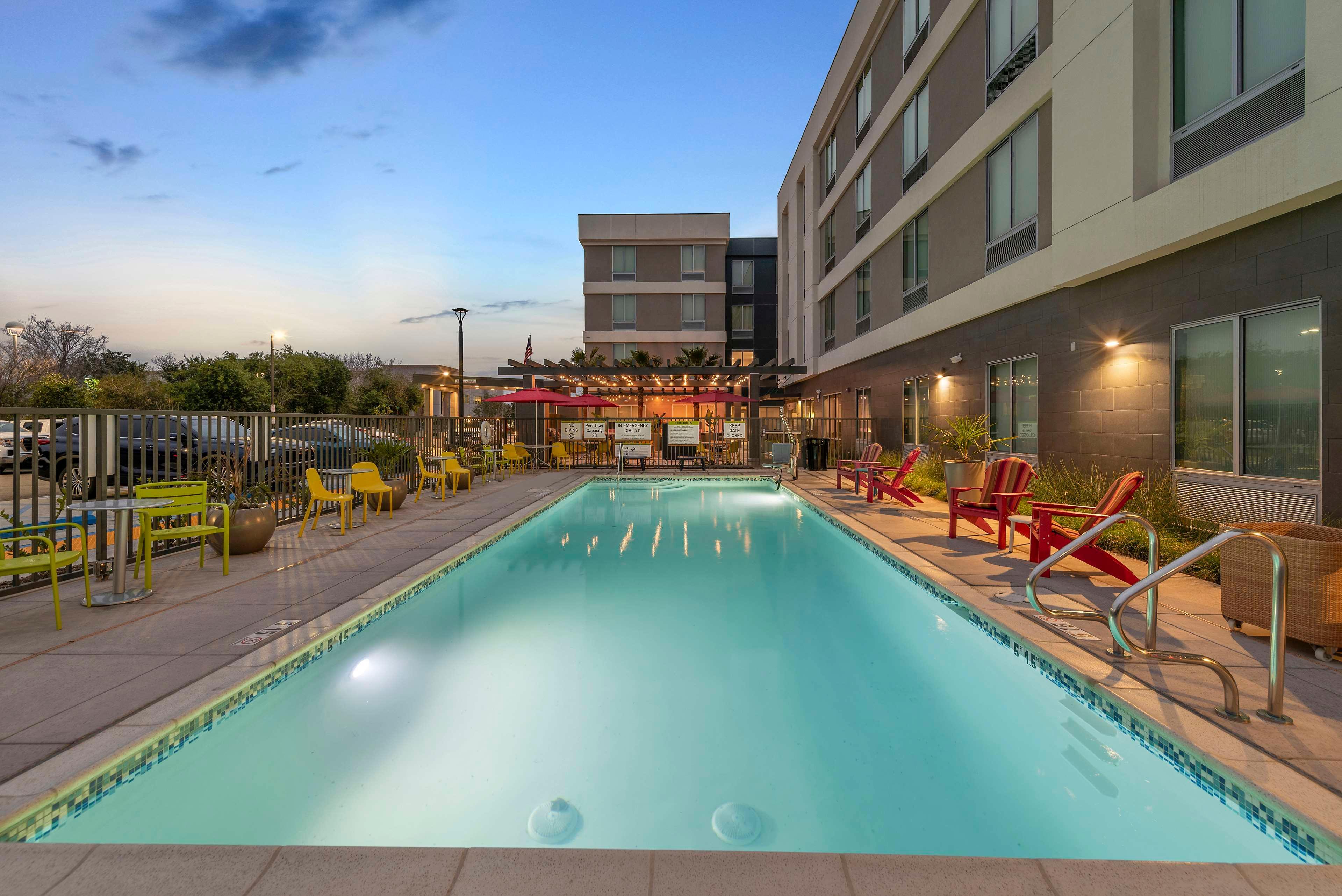 Vista Piscina Home2 Suites by Hilton San Bernardino