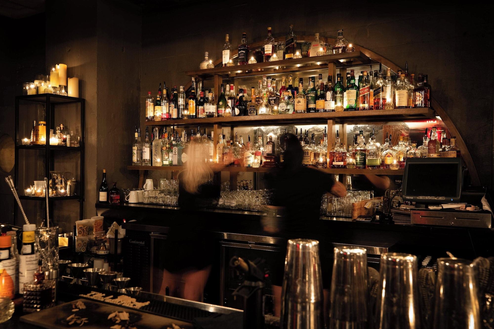 Bar/Salón Ambassador Hotel Wichita, Autograph Collection