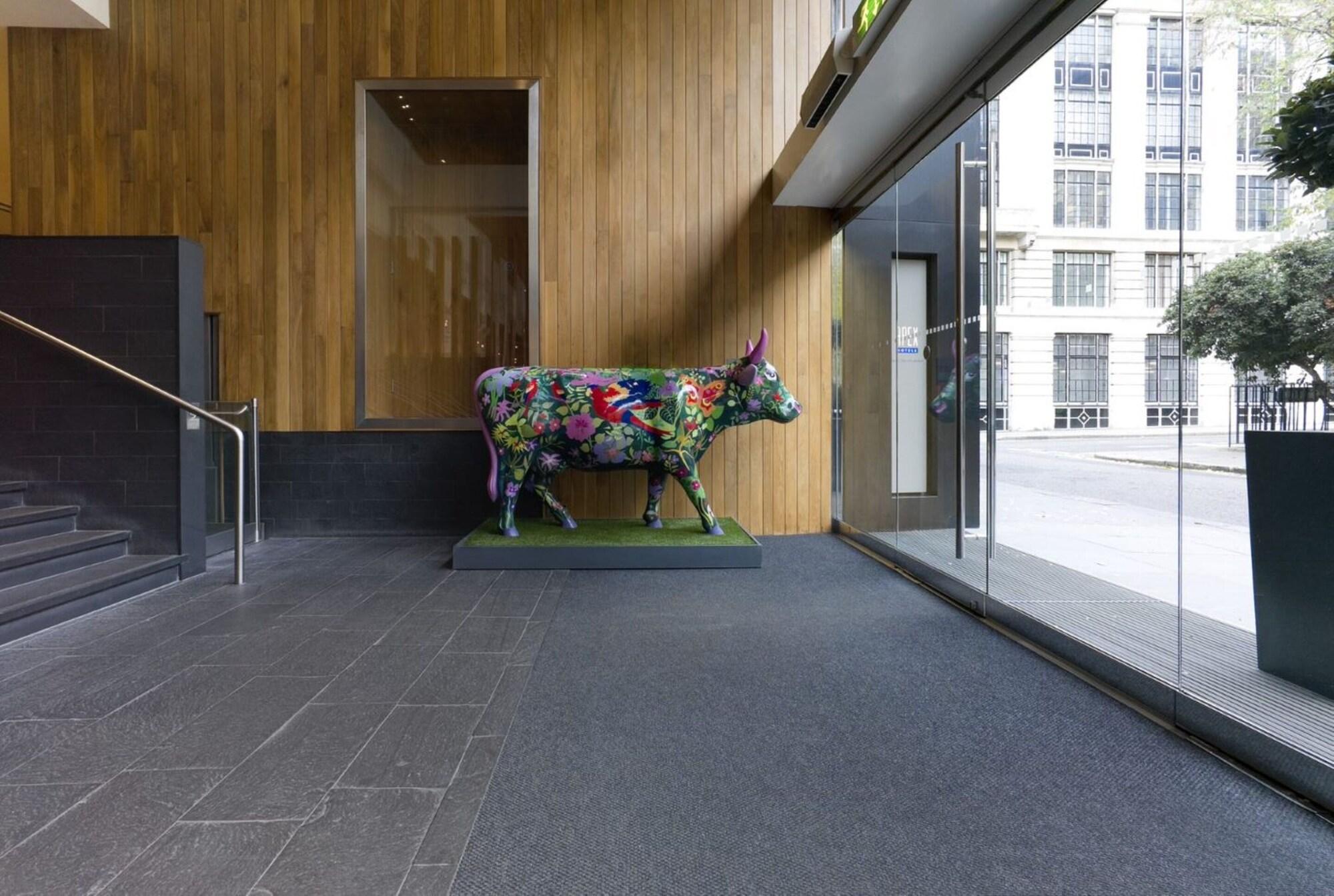 Vista Lobby Apex City of London Hotel