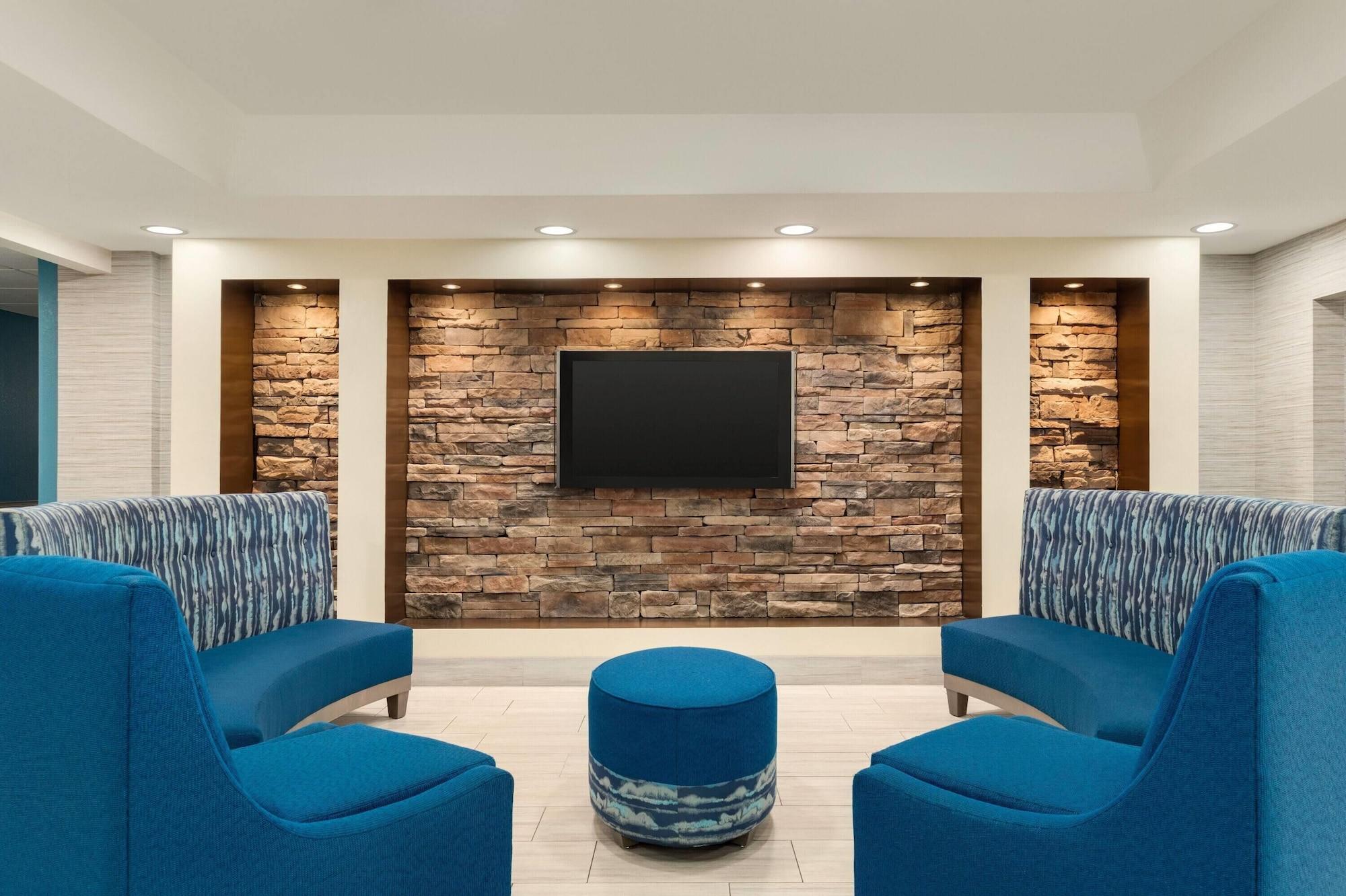 Vista Lobby Days Inn & Suites by Wyndham Prattville-Montgomery