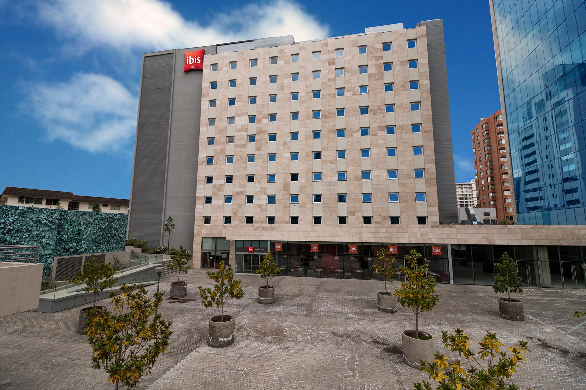 Vista Exterior Ibis Santiago Las Condes