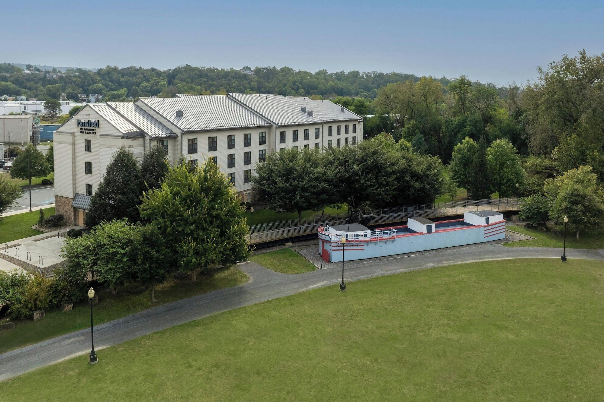 Vista Exterior Fairfield Inn & Suites by Marriott Cumberland